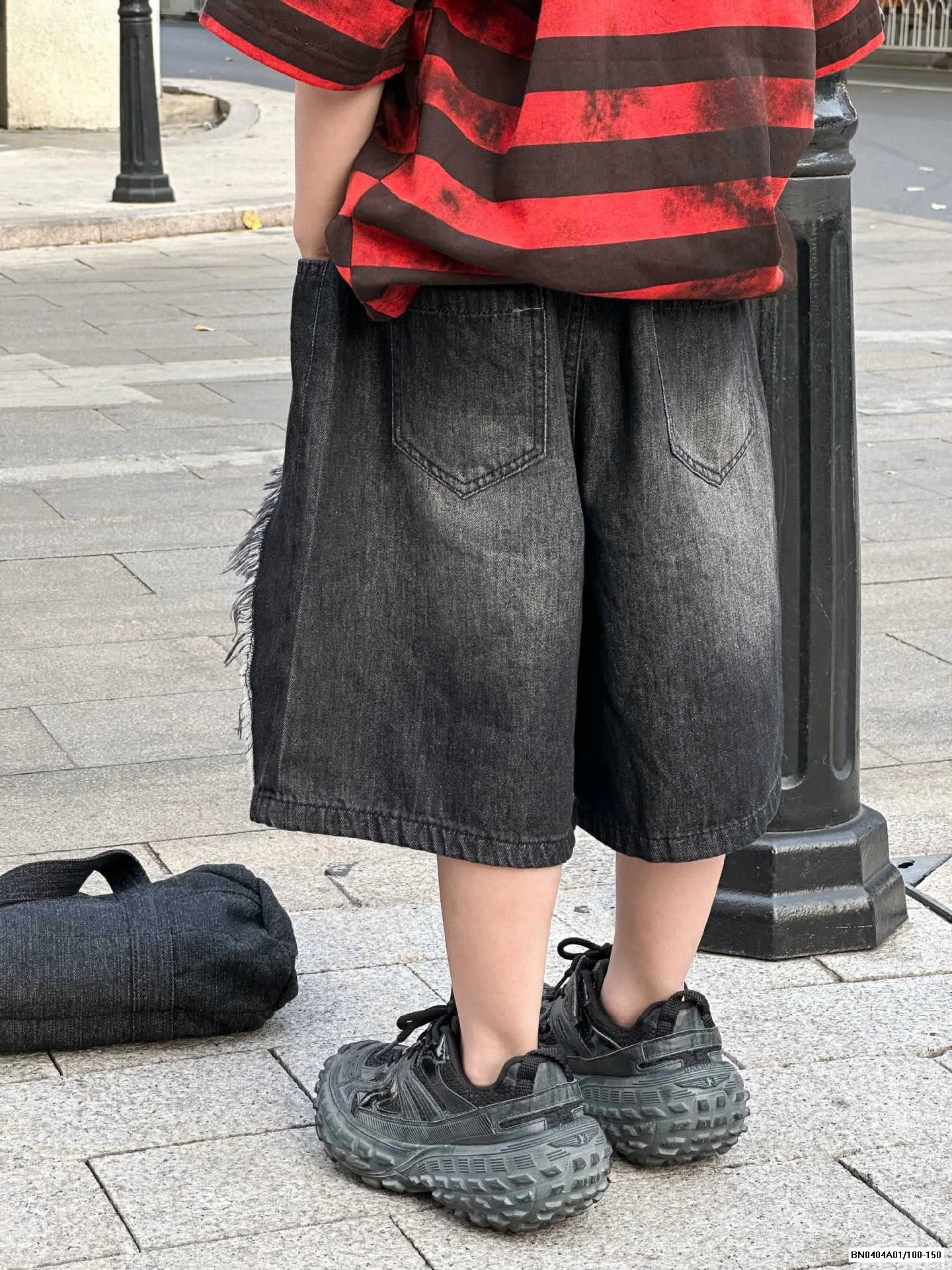 ÁO THUN KẺ ĐỎ MIX SHORT JEANS ĐEN