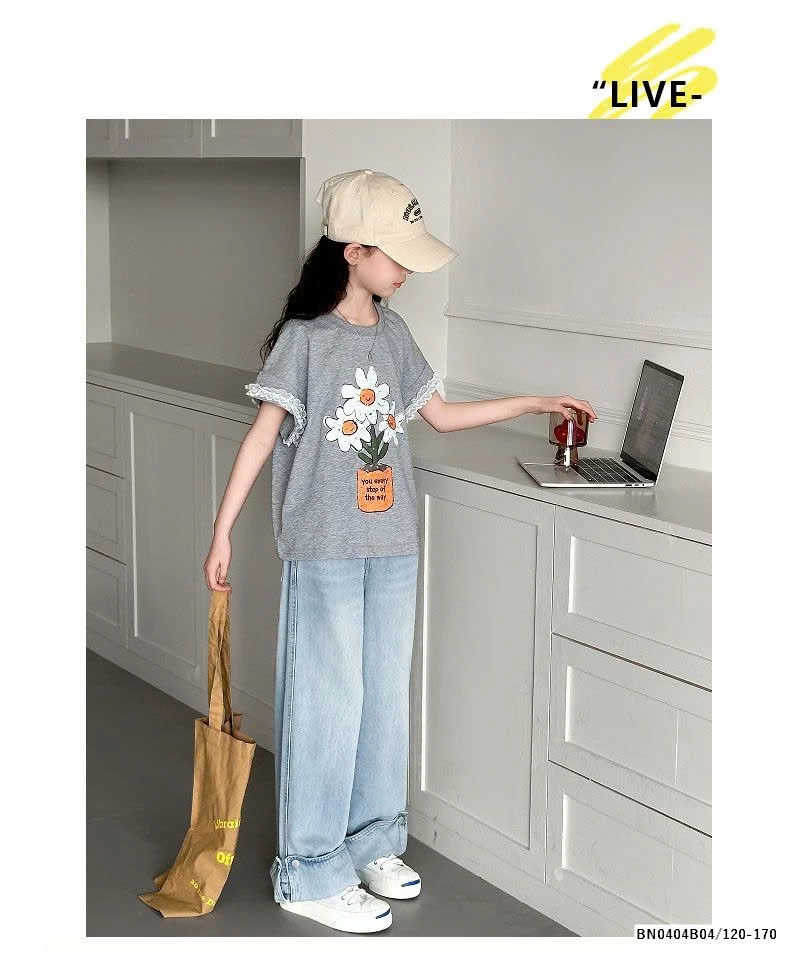 SET QUẦN JEAN SUÔNG MIX ÁO THUN HOA XÁM TAY REN