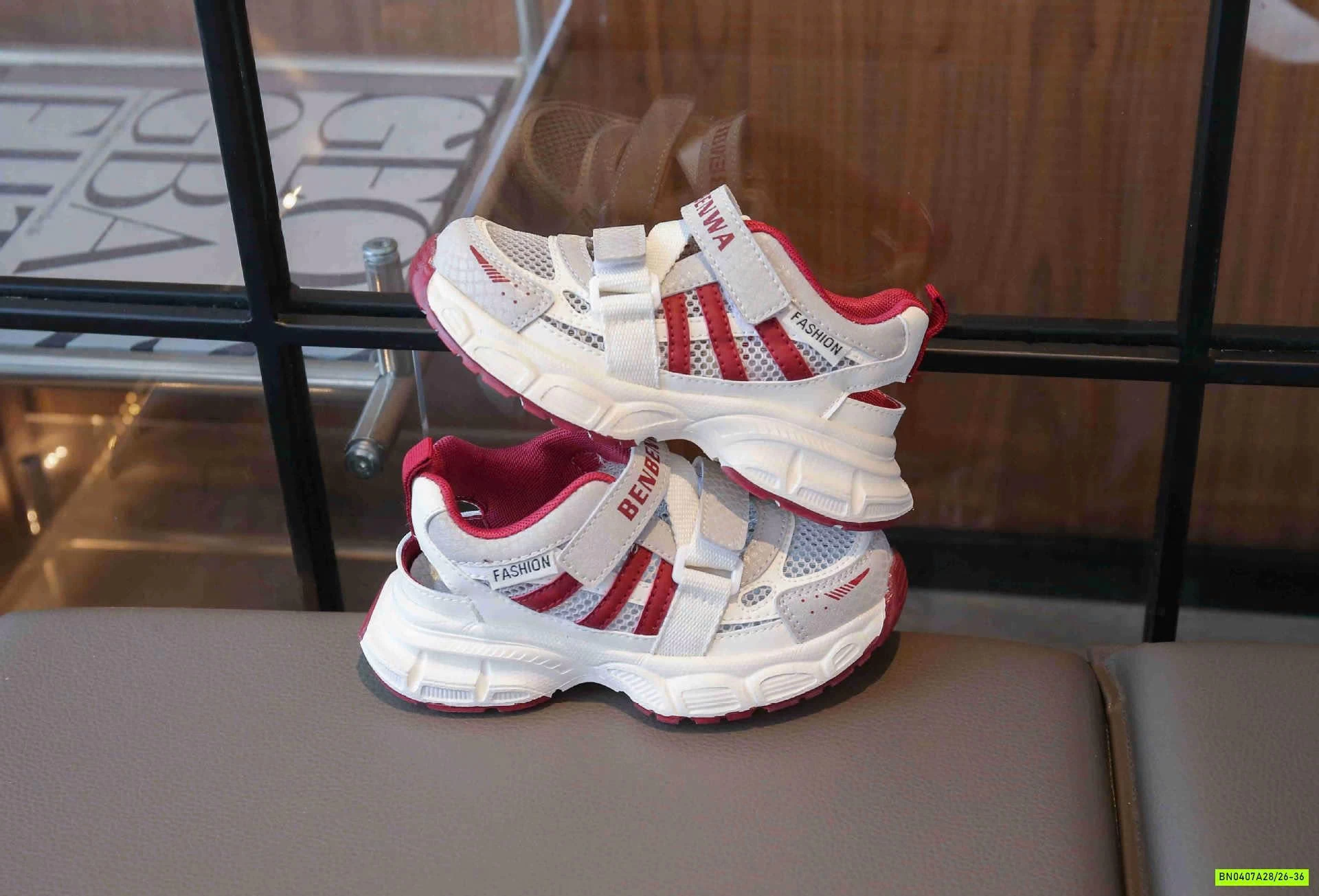 GIÀY THỂ THAO LƯỚI QUAI DÁN