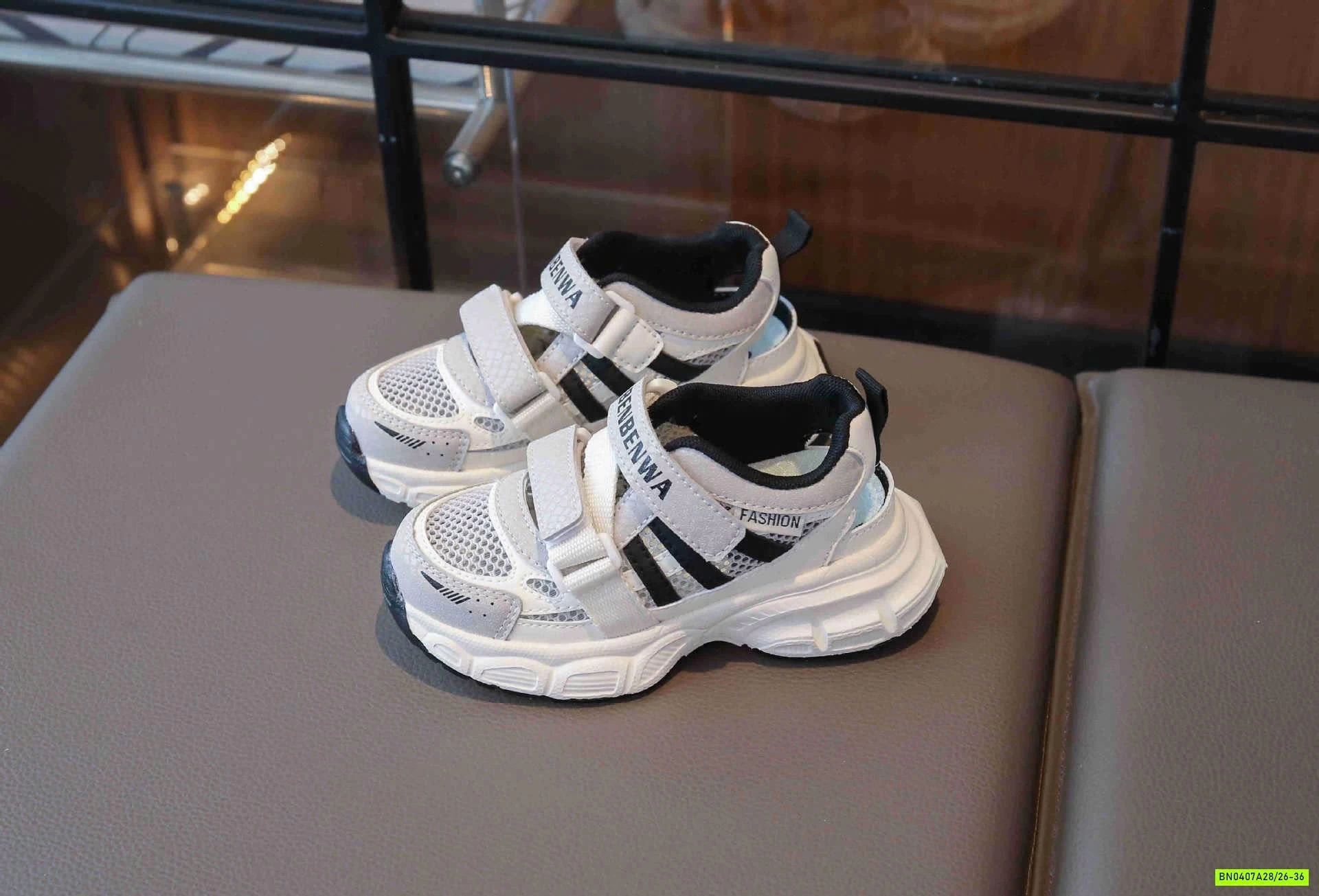 GIÀY THỂ THAO LƯỚI QUAI DÁN