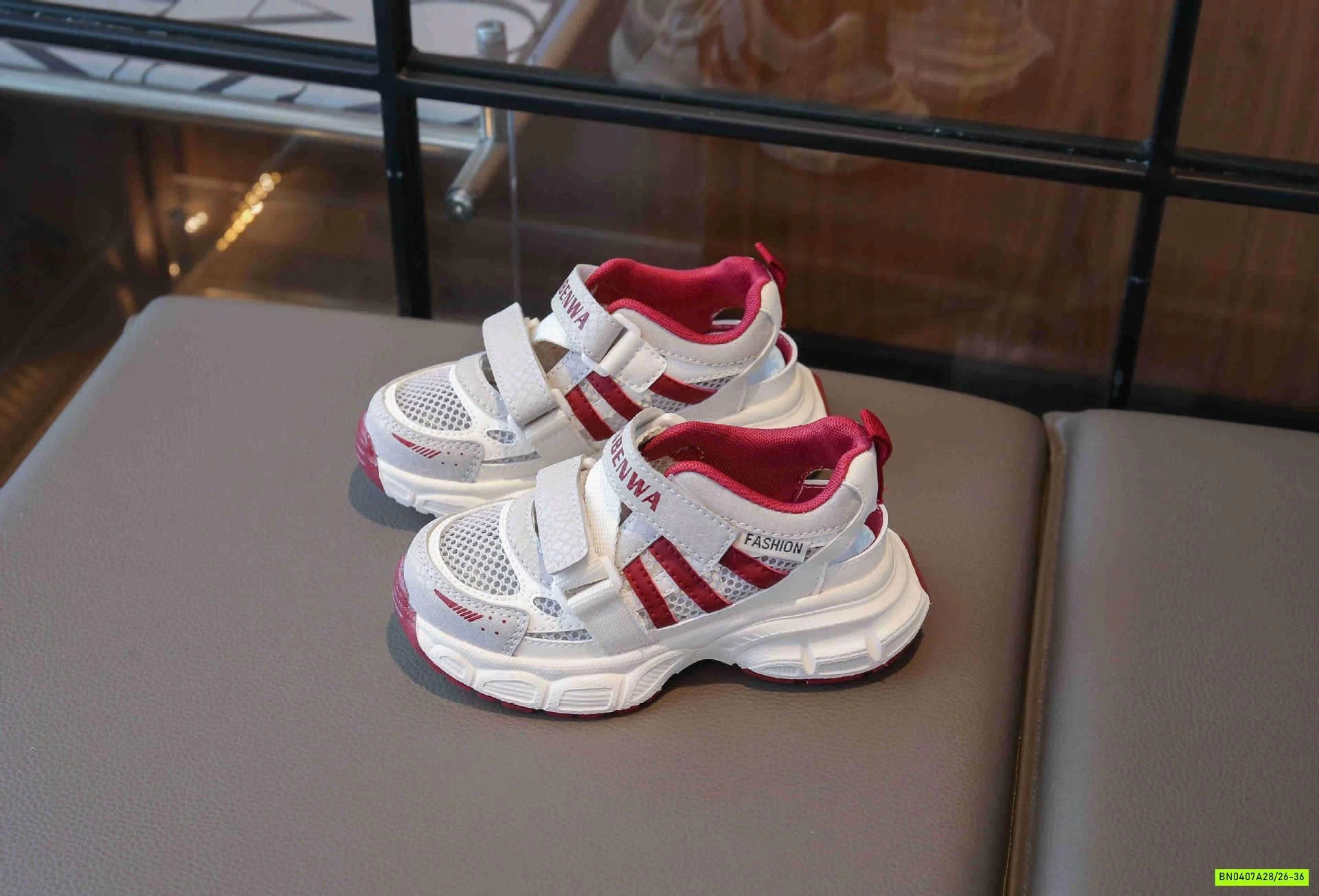 GIÀY THỂ THAO LƯỚI QUAI DÁN