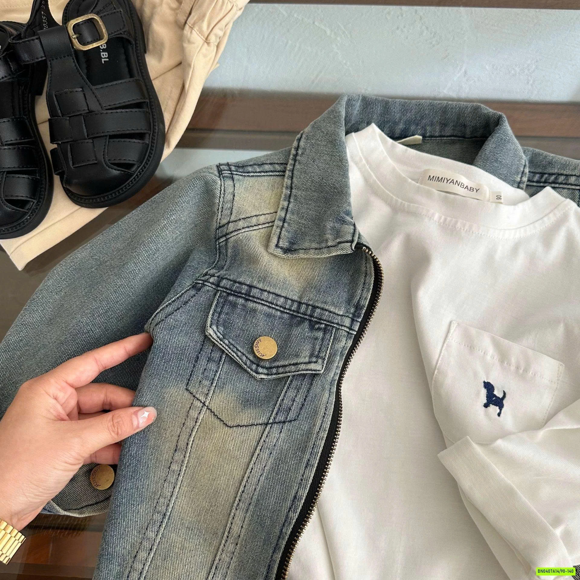 KHOÁC JEANS CỔ BẺ MMY