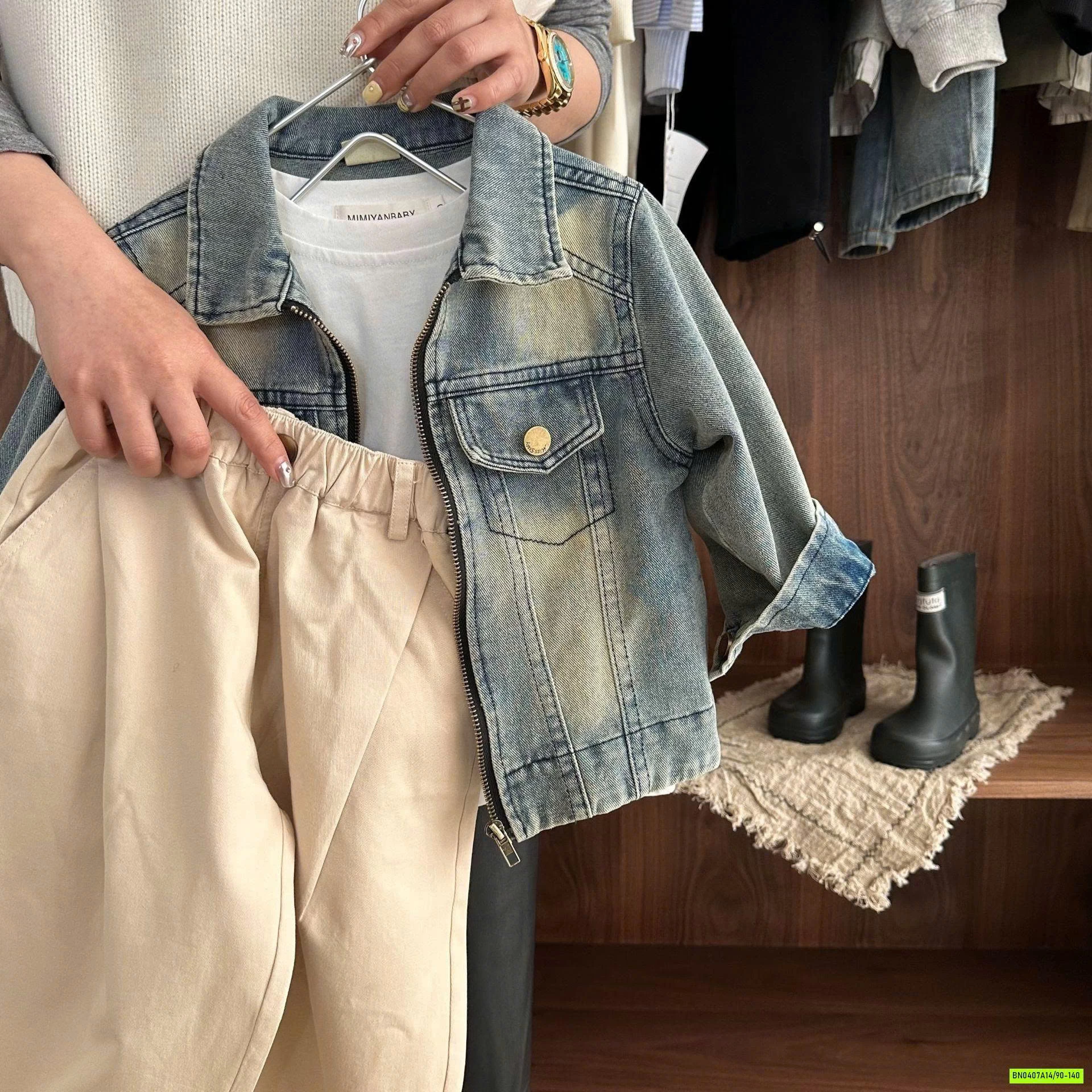 KHOÁC JEANS CỔ BẺ MMY