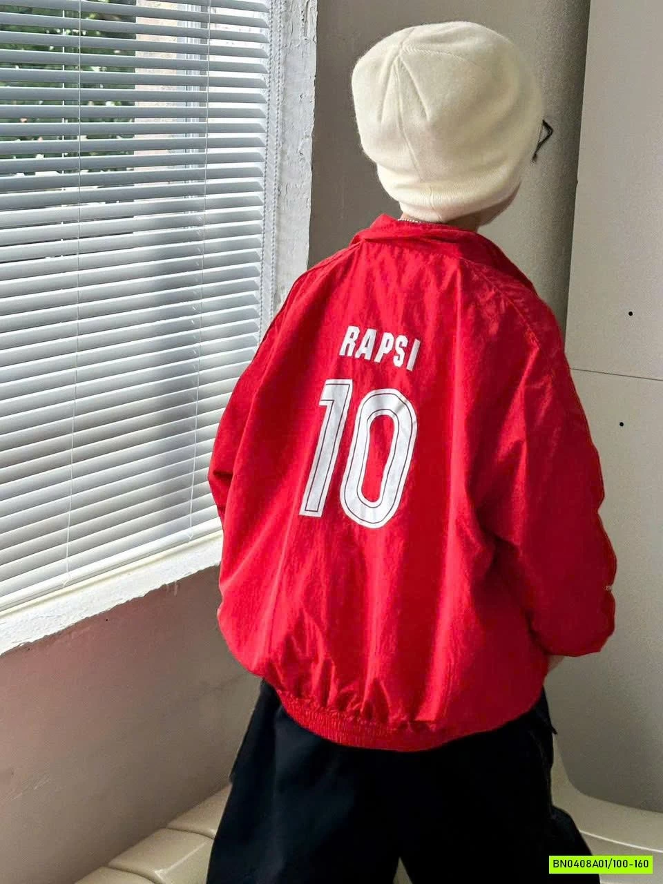 KHOÁC GIÓ CỔ BẺ IN CHỮ BT