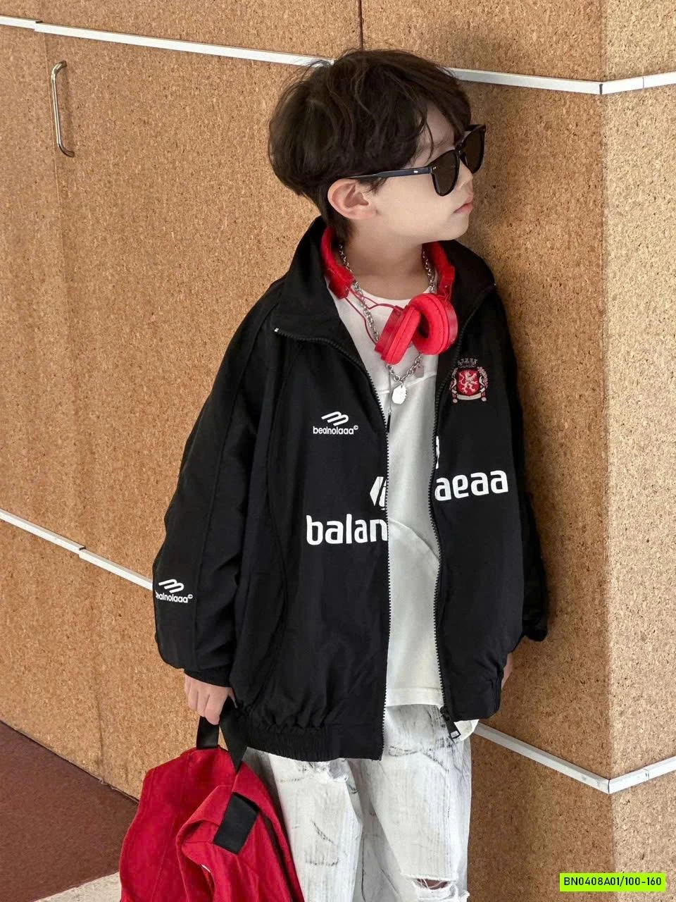 KHOÁC GIÓ CỔ BẺ IN CHỮ BT