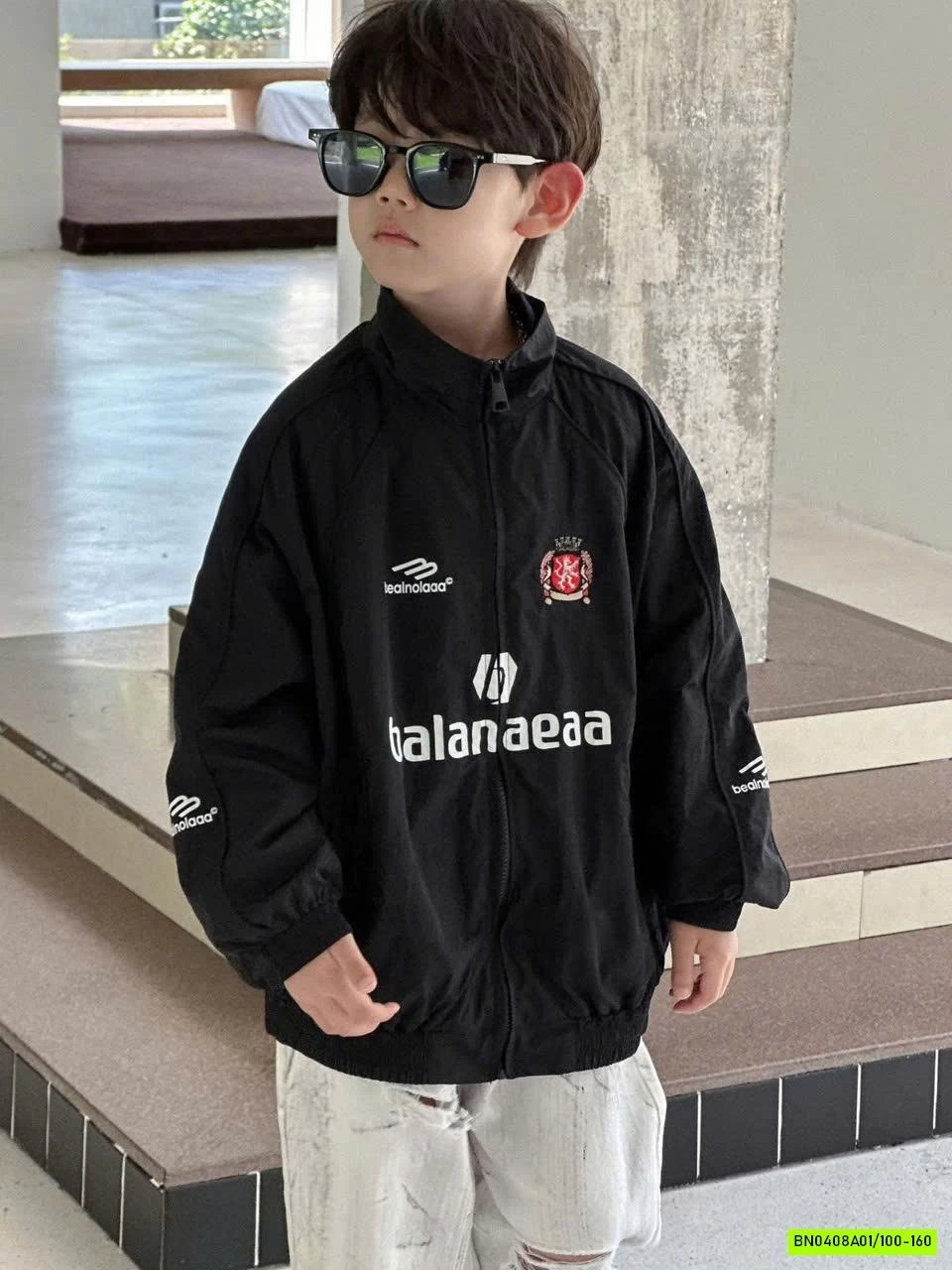 KHOÁC GIÓ CỔ BẺ IN CHỮ BT