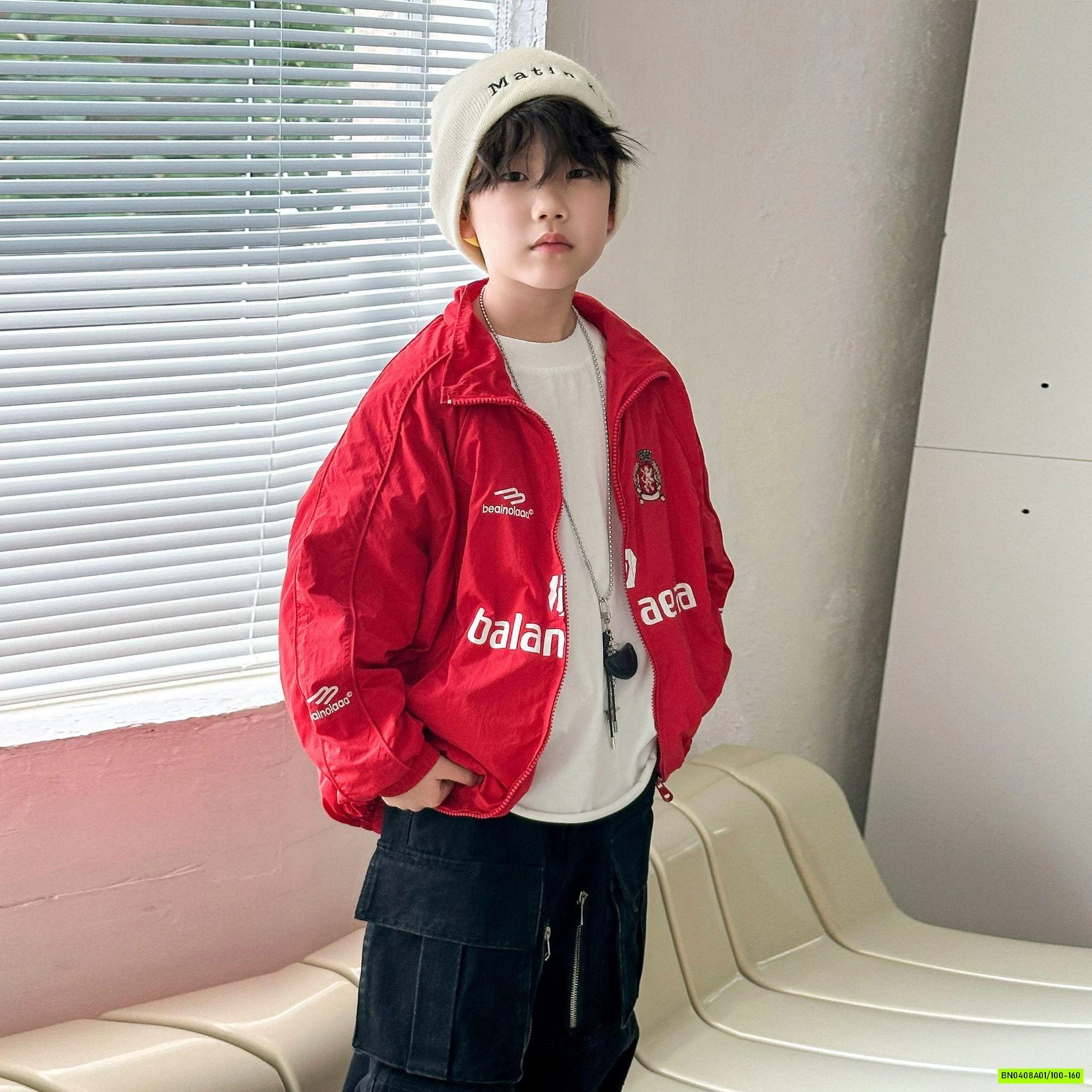 KHOÁC GIÓ CỔ BẺ IN CHỮ BT