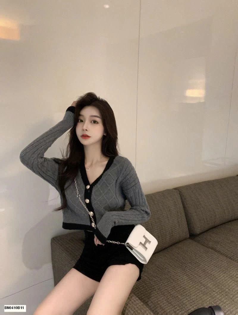 CROPTOP LEN CỔ V PHỐI VIỀN