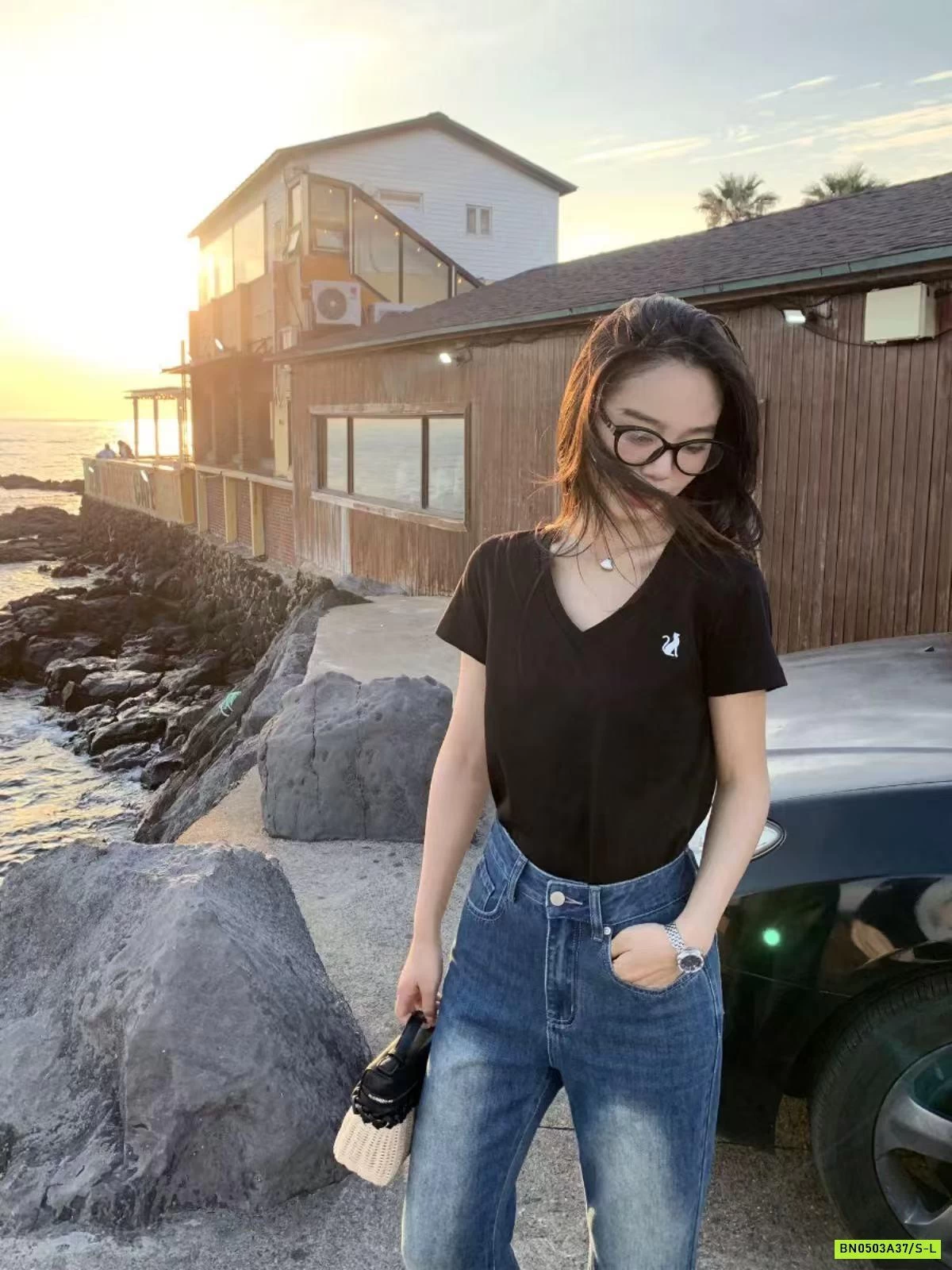 ÁO THUN CỔ V THÊU LOGO RS.STUDIO