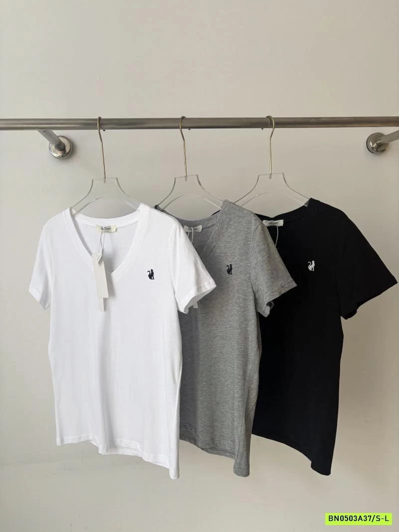 ÁO THUN CỔ V THÊU LOGO RS.STUDIO