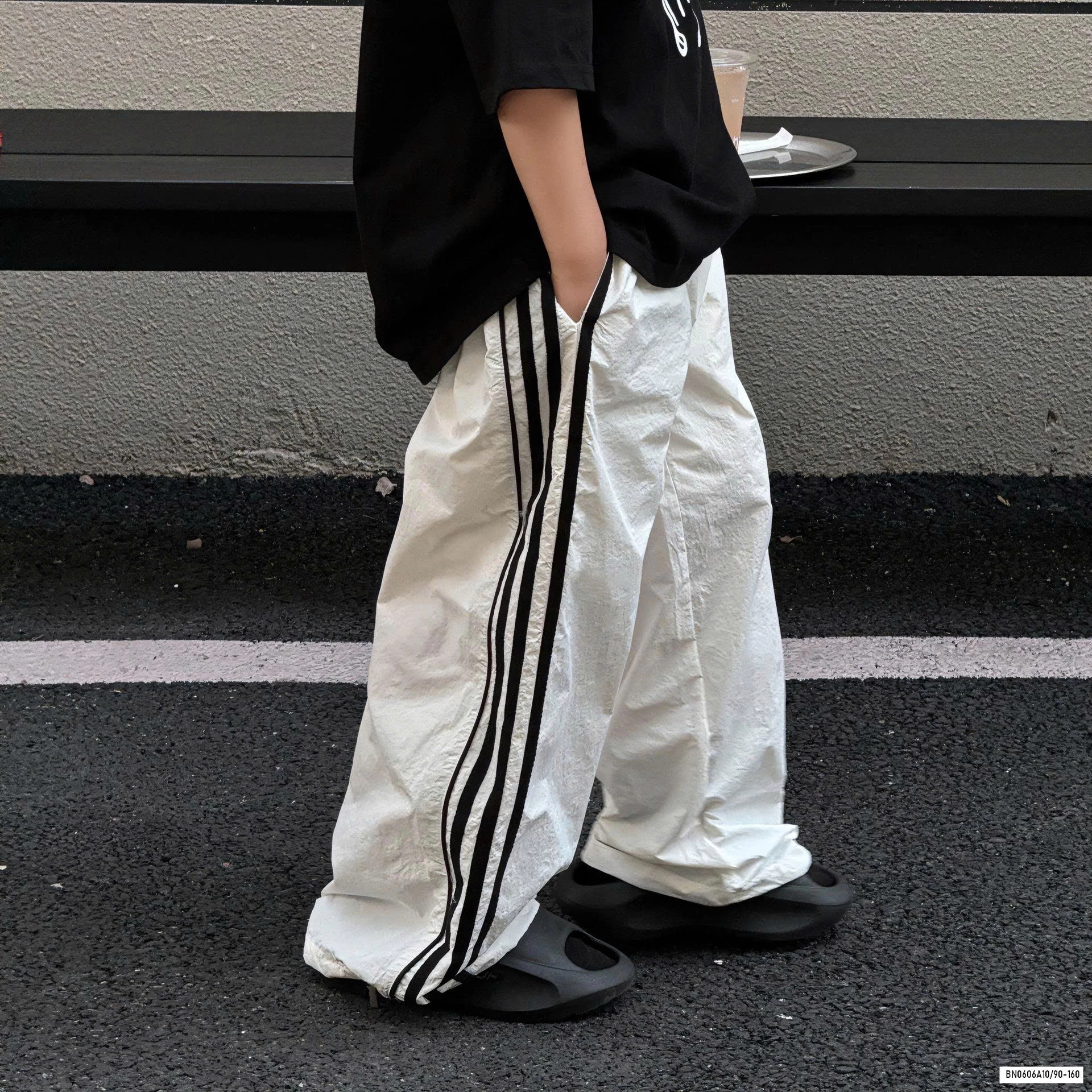 ÁO THUN ĐEN MIX QUẦN GIÓ SỌC BÊN