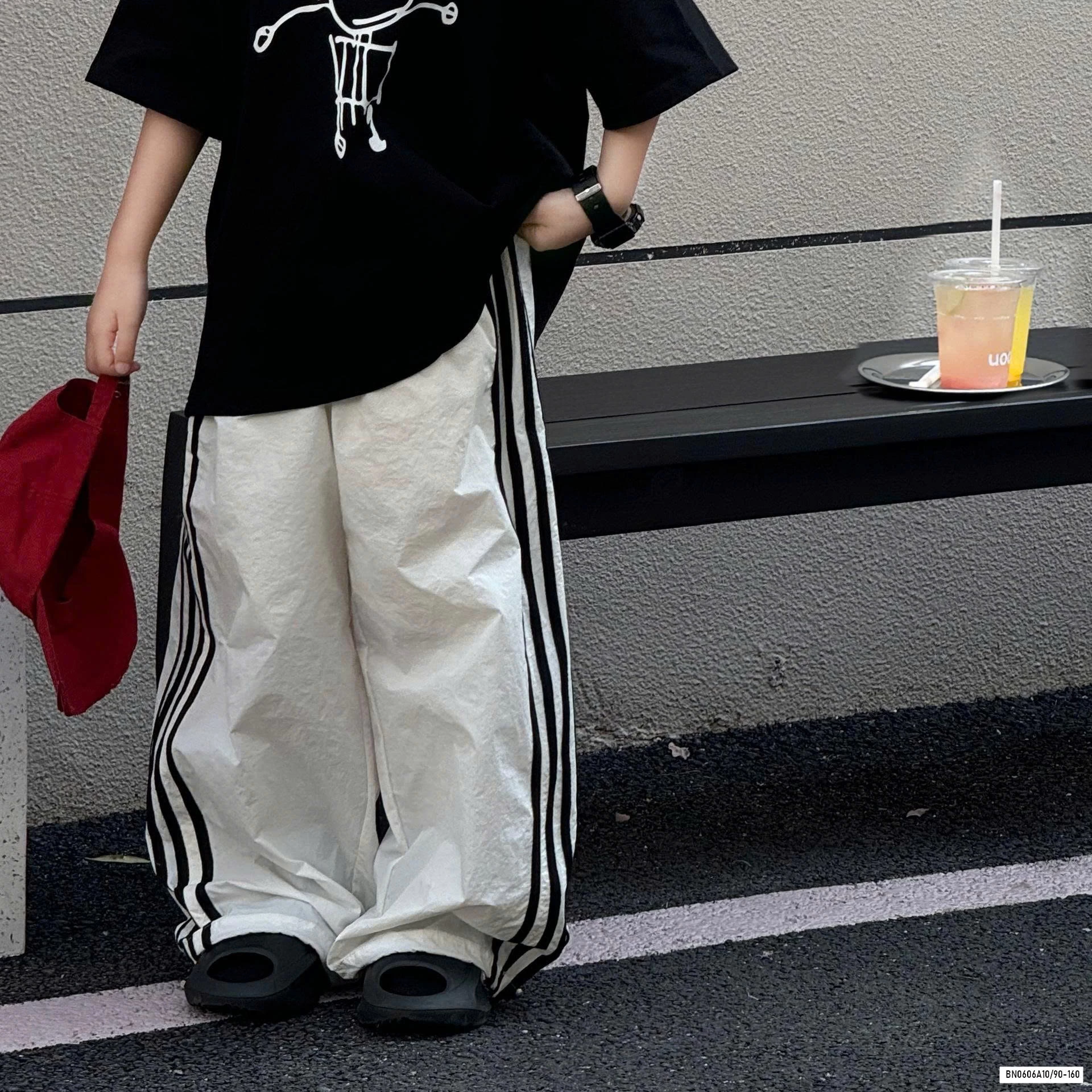 ÁO THUN ĐEN MIX QUẦN GIÓ SỌC BÊN