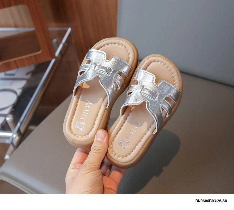 DÉP LÊ QUAI CHỮ H BÉ GÁI