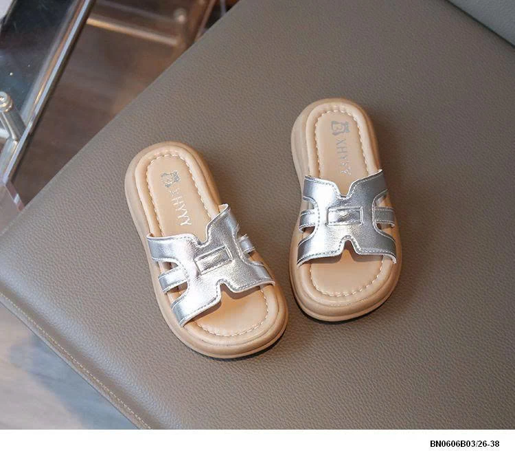 DÉP LÊ QUAI CHỮ H BÉ GÁI