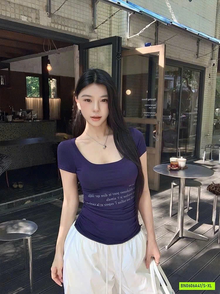 ÁO CỔ U PHỐI CHỮ MOSESQUEEN