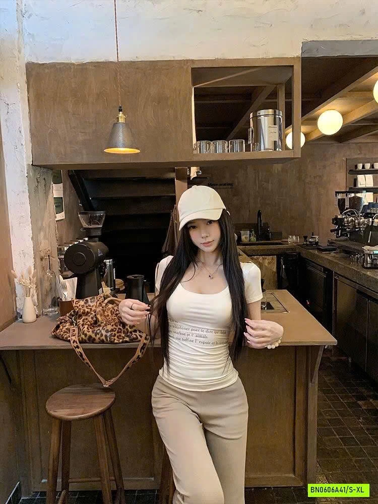 ÁO CỔ U PHỐI CHỮ MOSESQUEEN