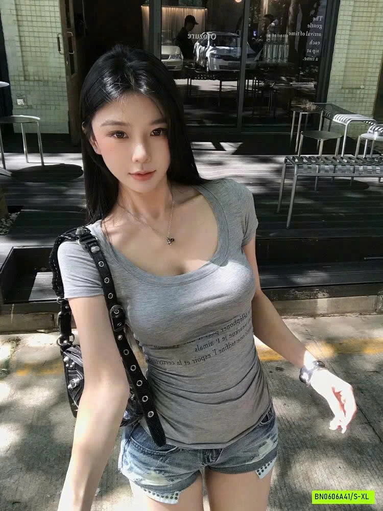 ÁO CỔ U PHỐI CHỮ MOSESQUEEN