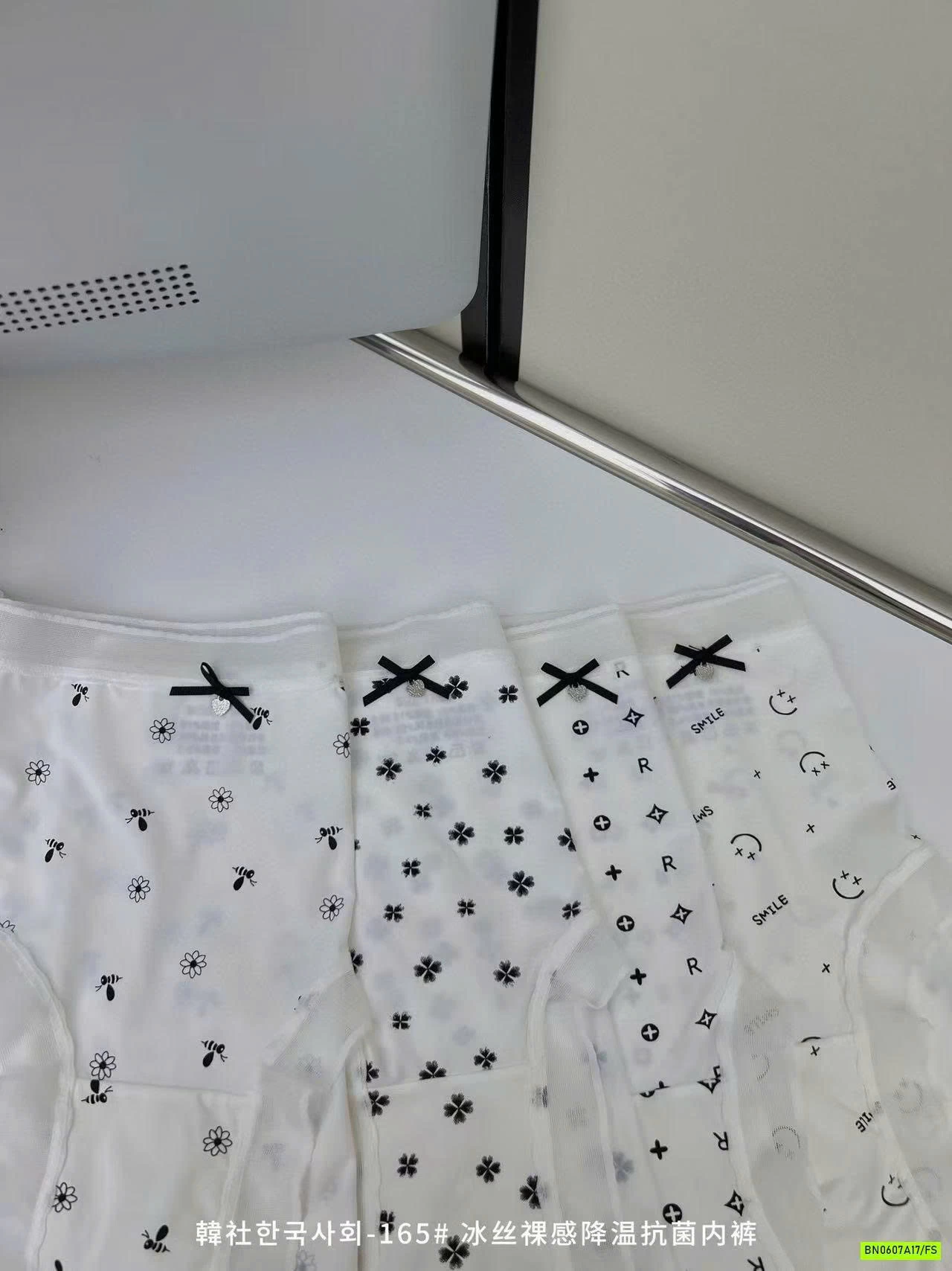 HOOJP4 CHIP BĂNG LỤA TRẮNG HỌA TIẾT