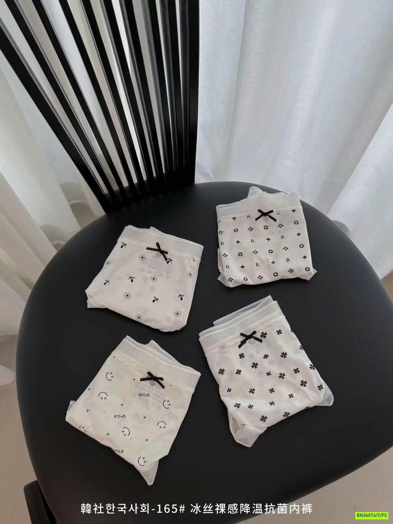 HOOJP4 CHIP BĂNG LỤA TRẮNG HỌA TIẾT