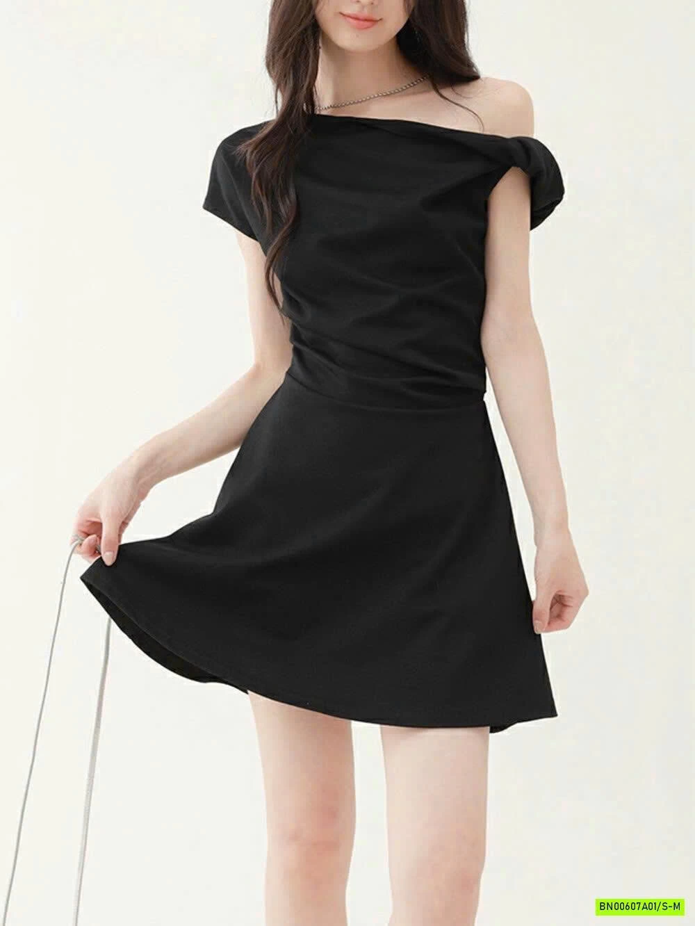 ĐẦM TRỄ VAI RÚT EO WGWE