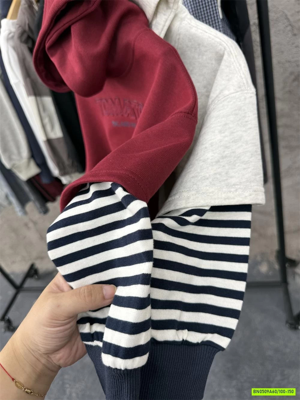 HOODIE NỈ GIẢ 2 LỚP TAY KẺ THÊU CHỮ