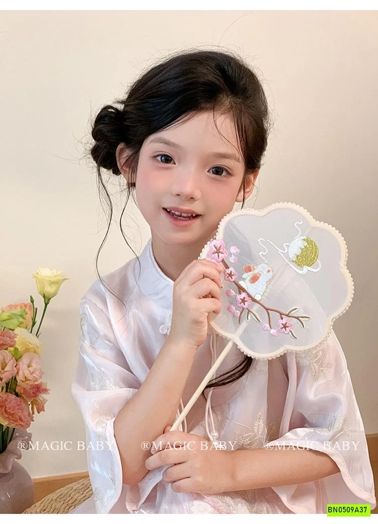 QUẠT CỔ TRANG THÊU HÌNH