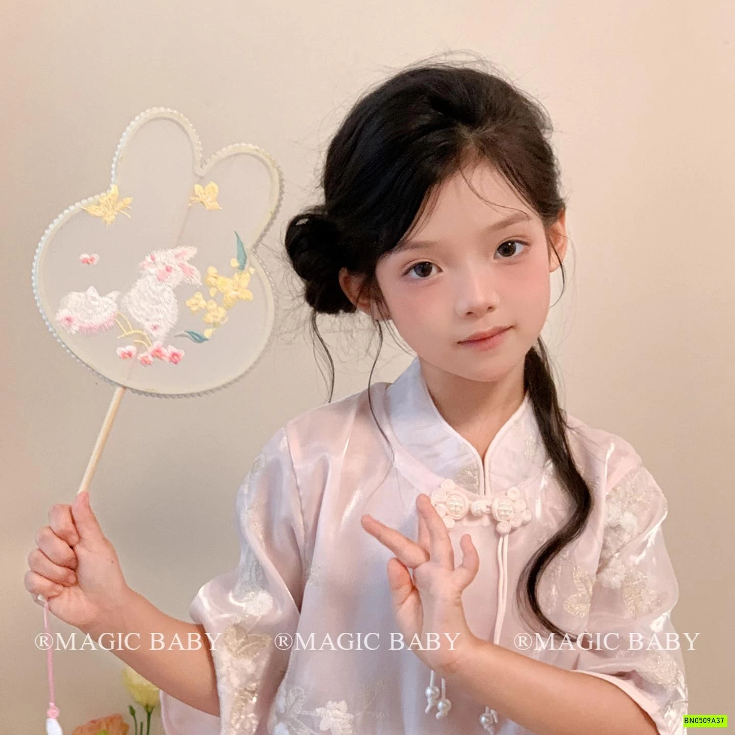 QUẠT CỔ TRANG THÊU HÌNH