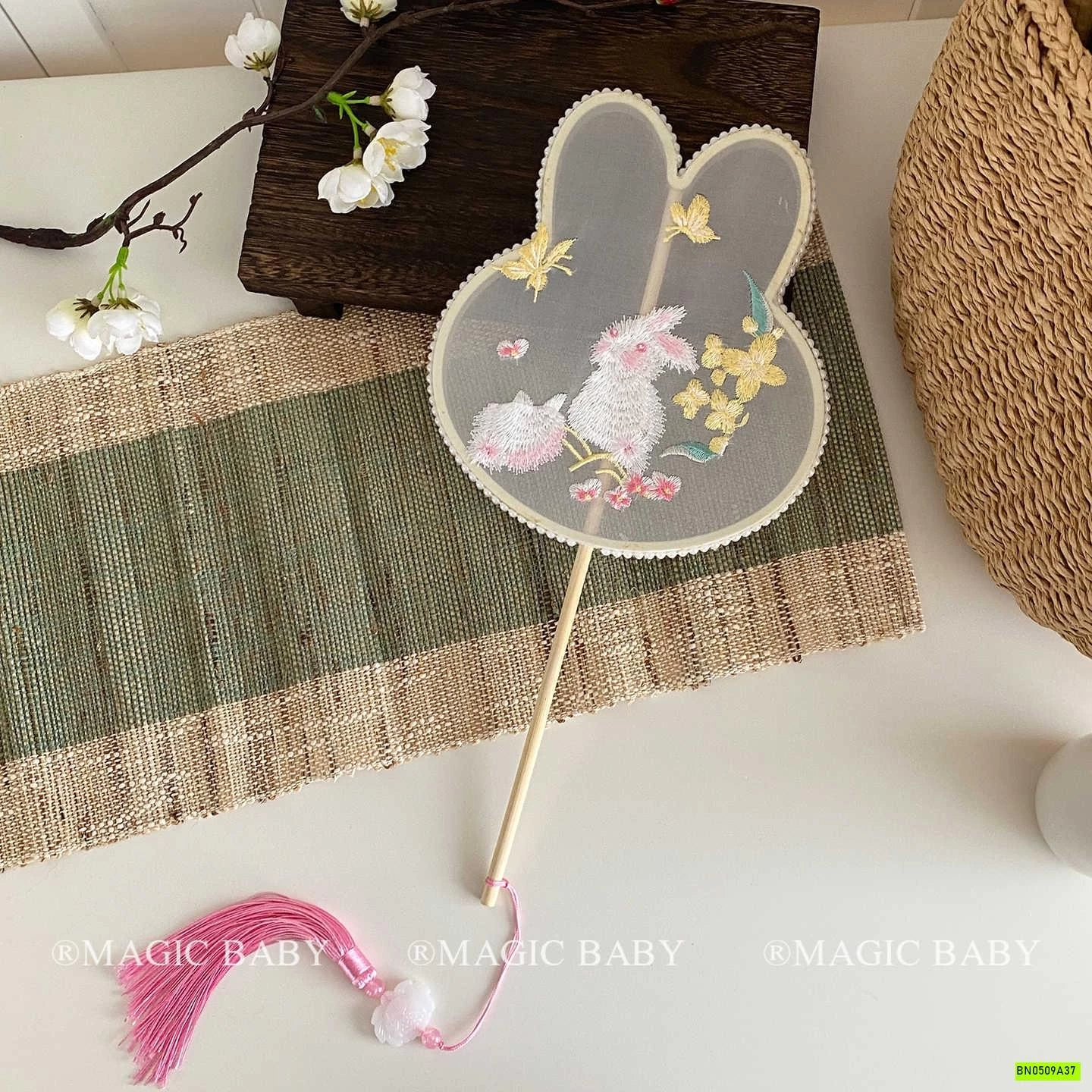 QUẠT CỔ TRANG THÊU HÌNH