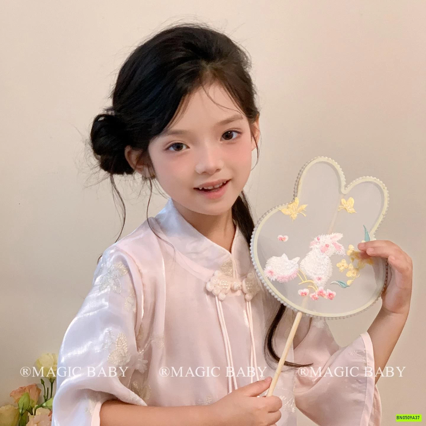 QUẠT CỔ TRANG THÊU HÌNH