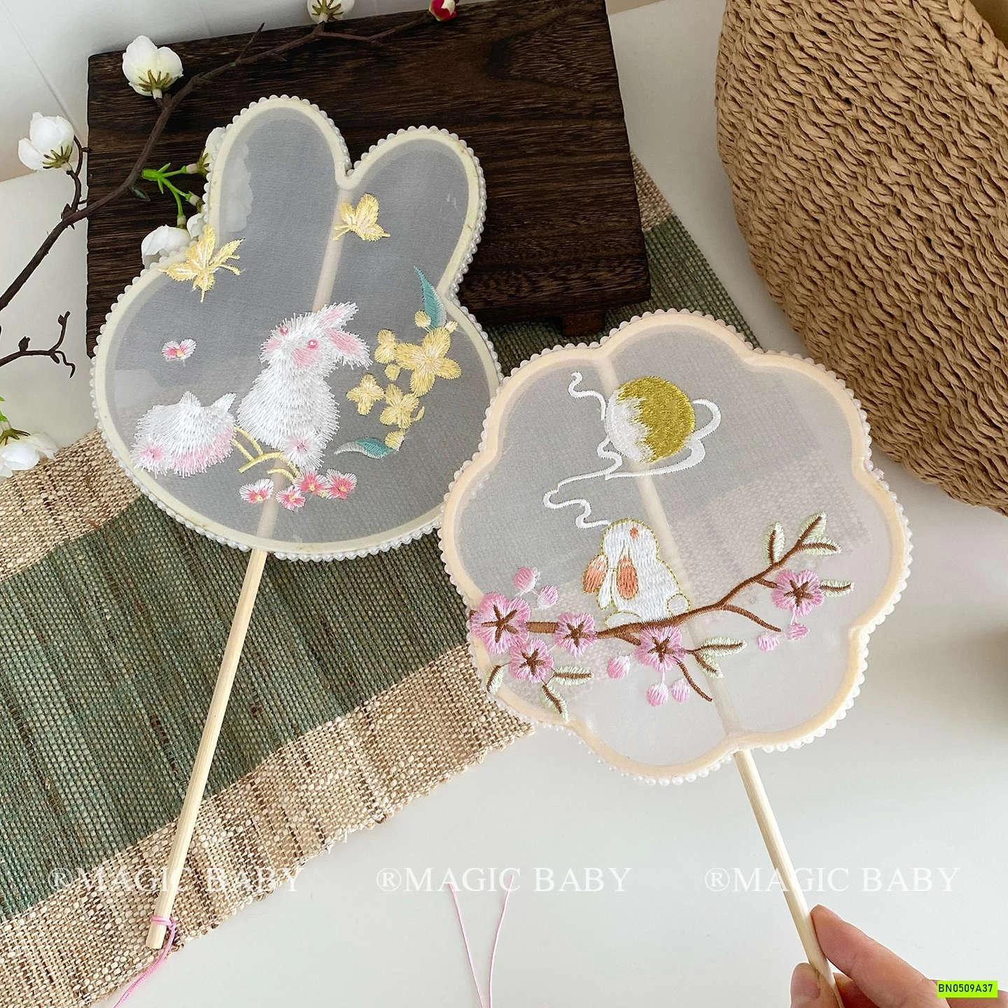 QUẠT CỔ TRANG THÊU HÌNH