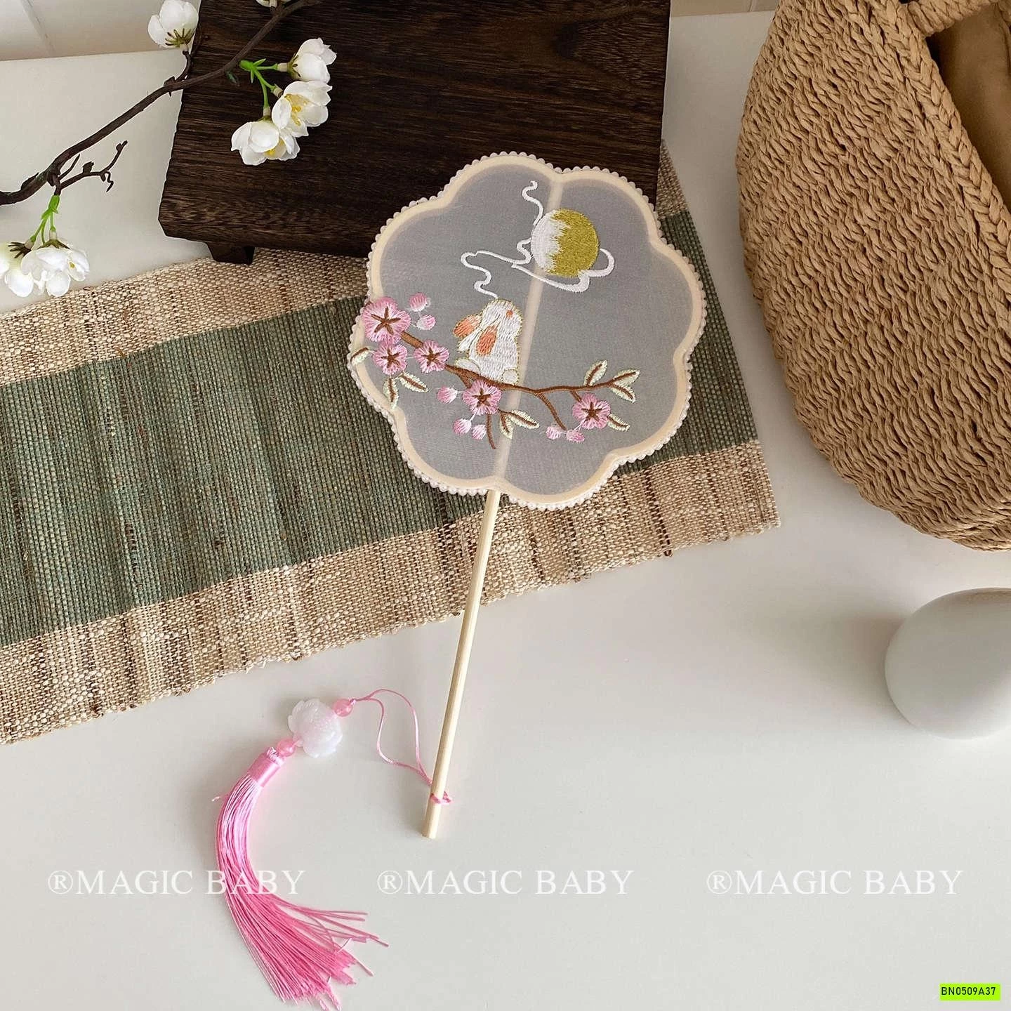 QUẠT CỔ TRANG THÊU HÌNH