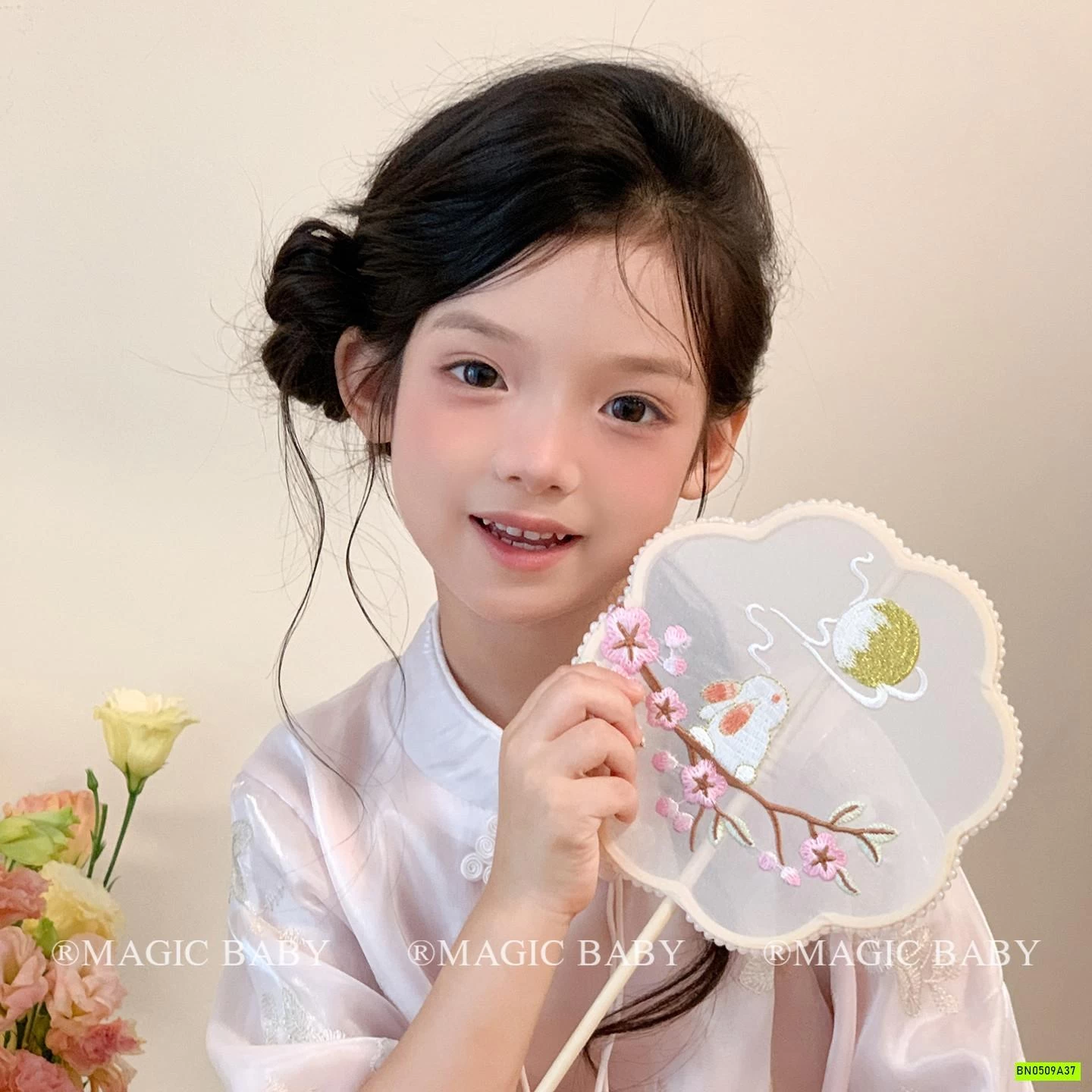 QUẠT CỔ TRANG THÊU HÌNH