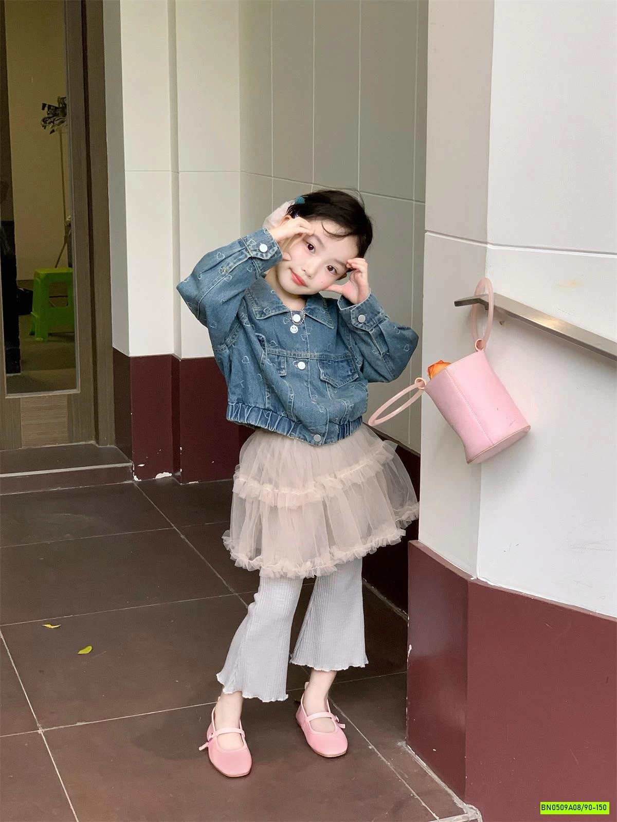 KHOÁC JEANS THÊU TRÁI TIM BO GẤU