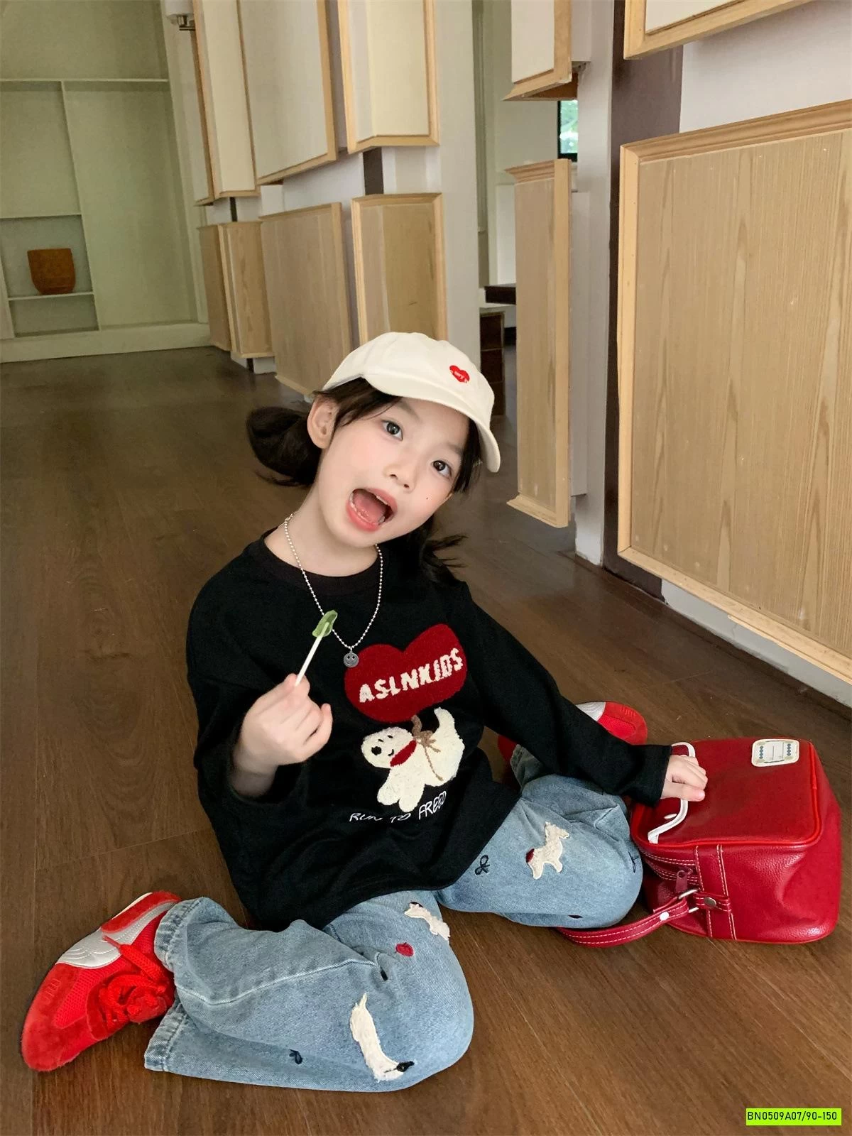 ÁO THUN ĐEN MIX JEANS SUÔNG THÊU CÚN