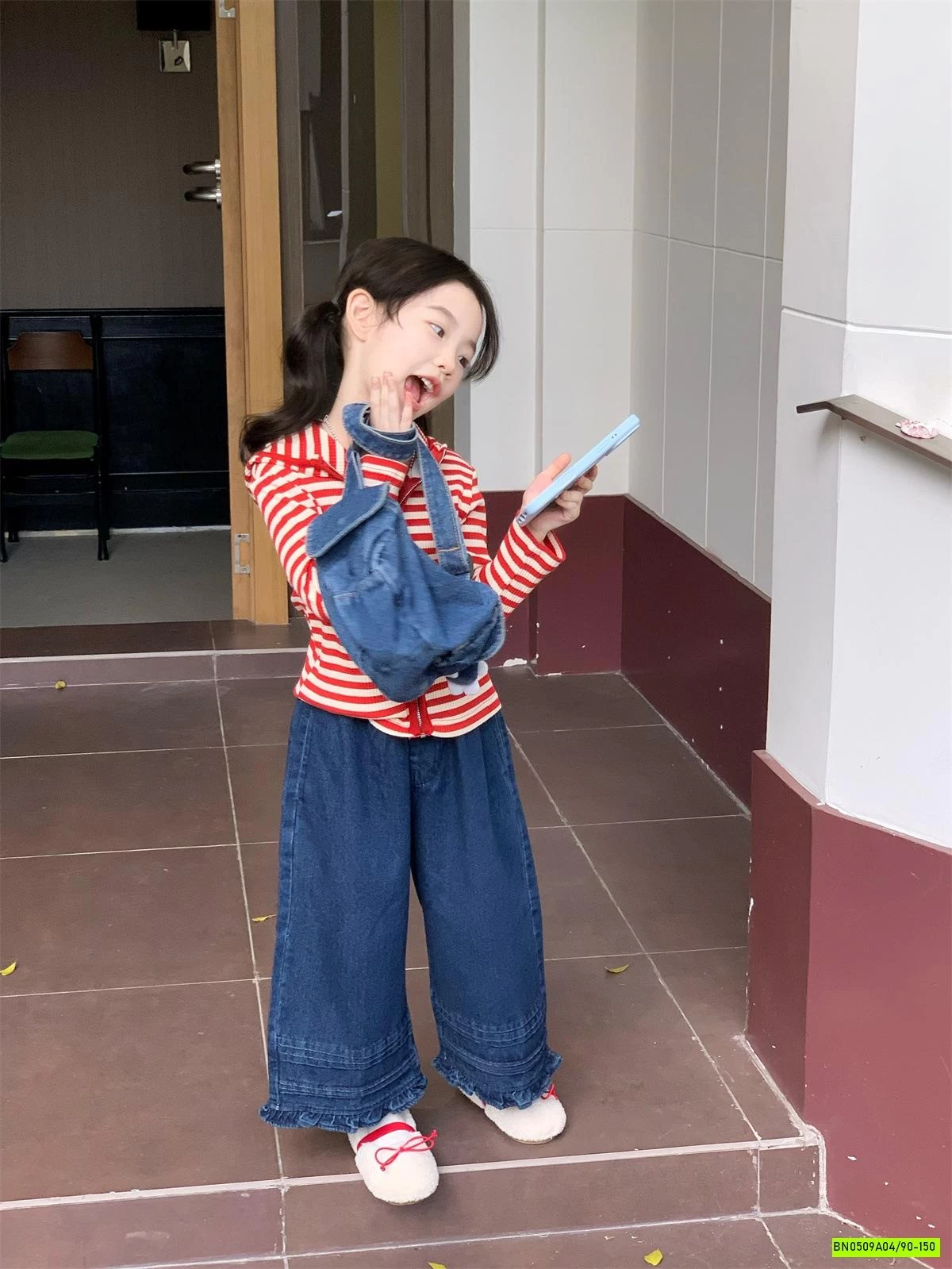 KHOÁC LEN KẺ LIỀN MŨ MIX JEANS SUÔNG