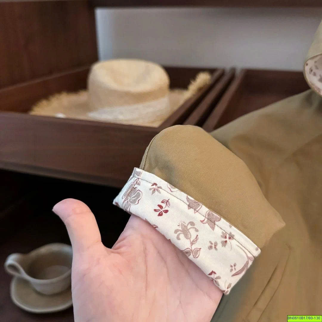 ÁO KHOÁC KAKI MẶT TRONG IN HOA LIỀN MŨ