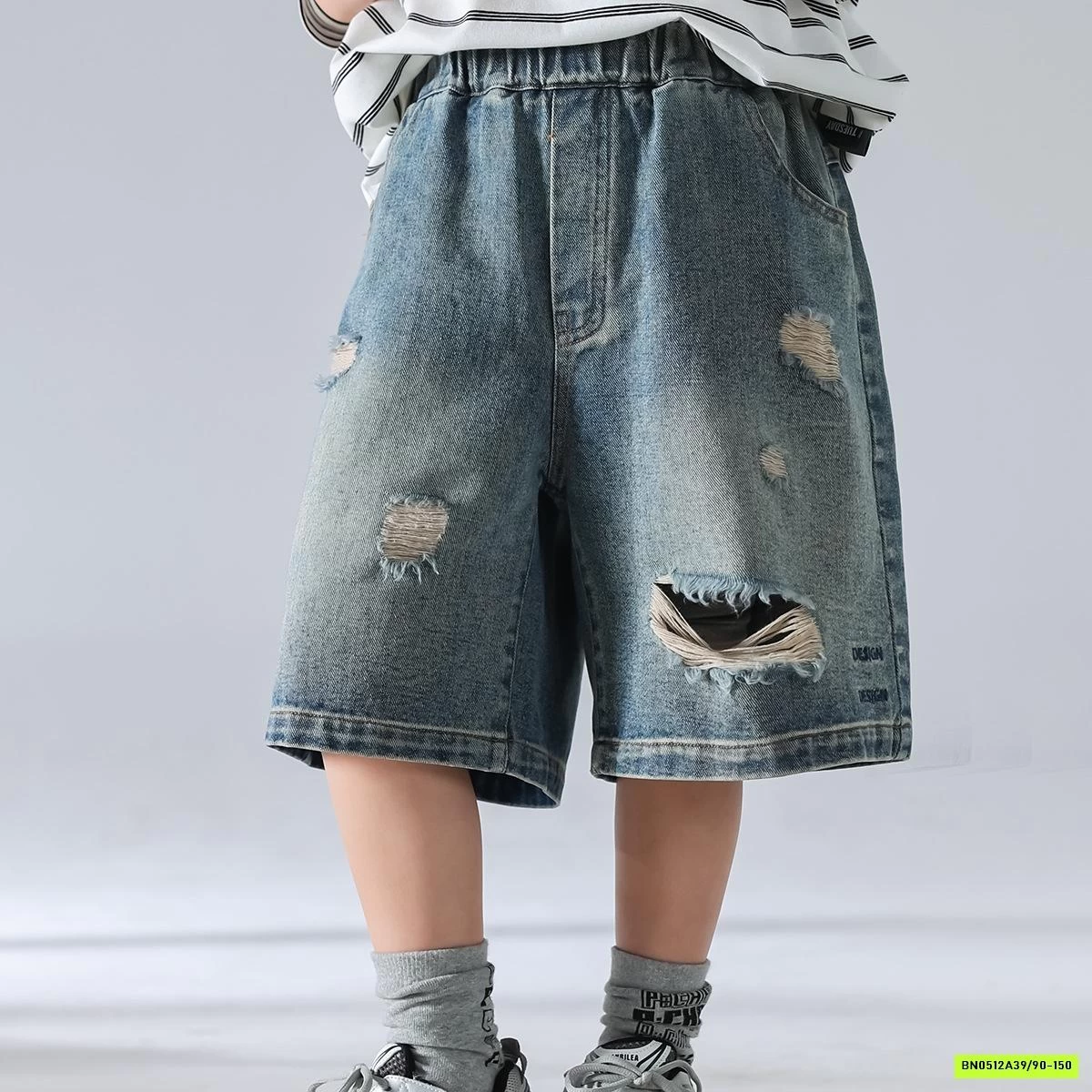 SHORT JEANS RÁCH THÊU CHỮ TÚI SAU
