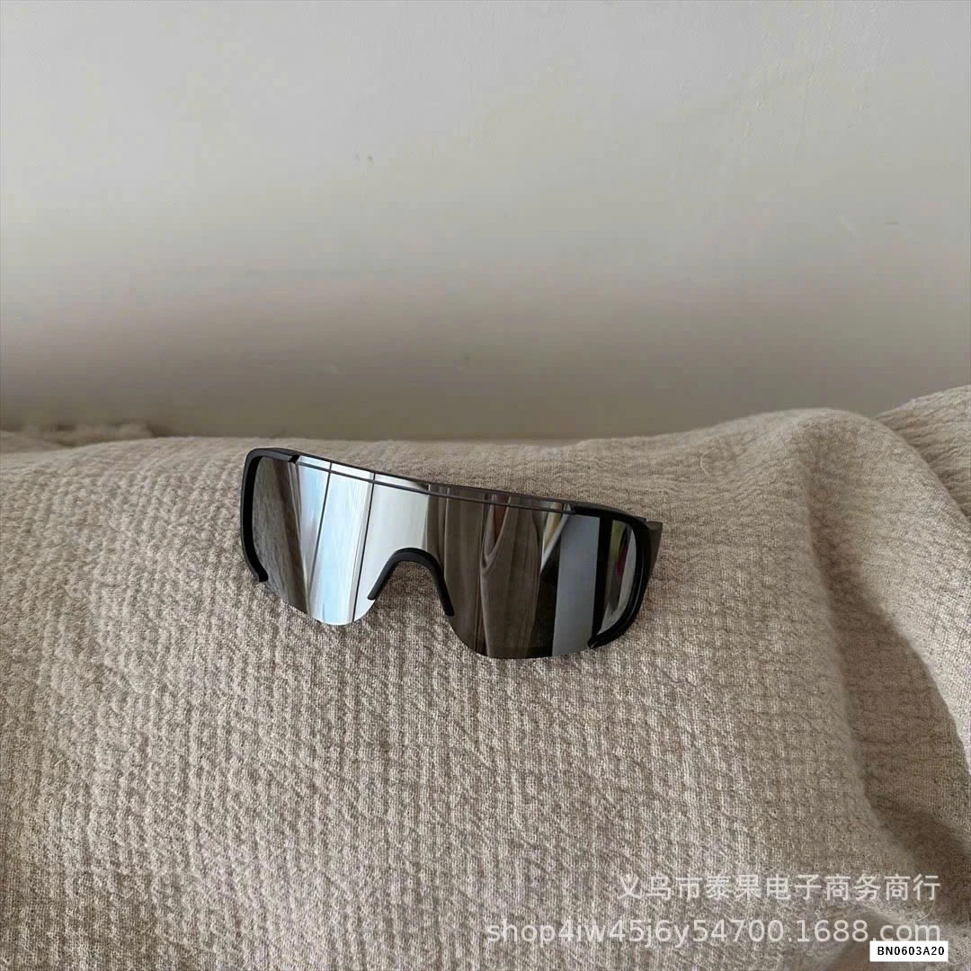 KÍNH MÁT PHIÊN BẢN MÙA HÈ