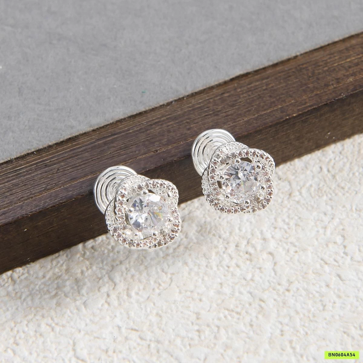 KHUYÊN TAI NAM CHÂM HOA HỒNG ĐÁ