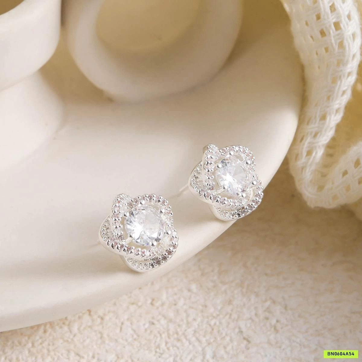 KHUYÊN TAI NAM CHÂM HOA HỒNG ĐÁ