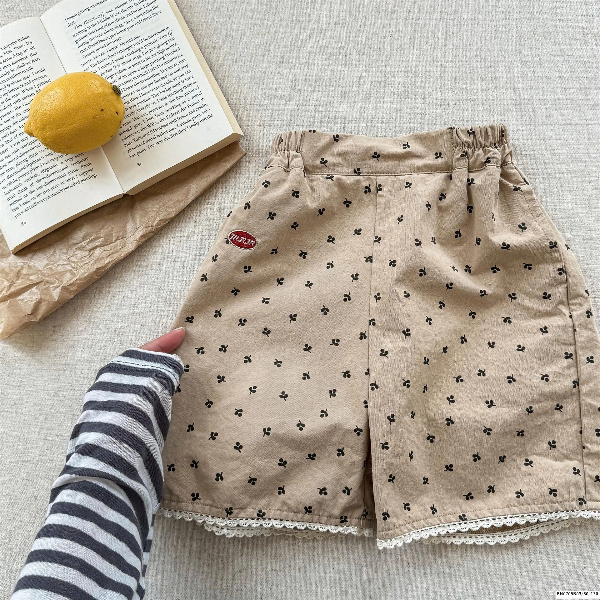 SHORT THÔ IN HOA NHÍ  VIỀN REN ADBABY