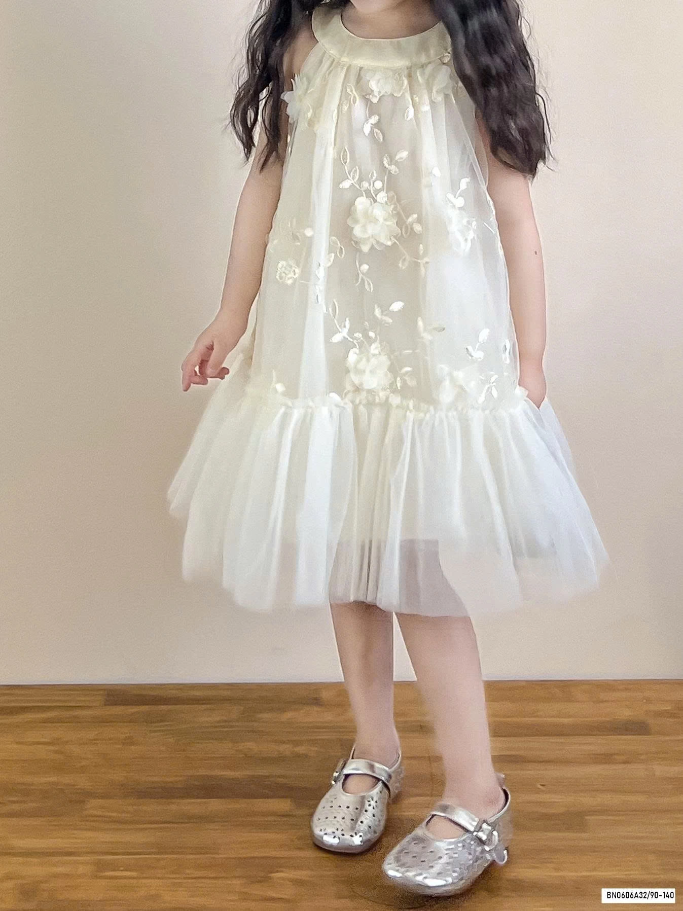 MAXI VOAN CỔ YẾM THÊU HOA