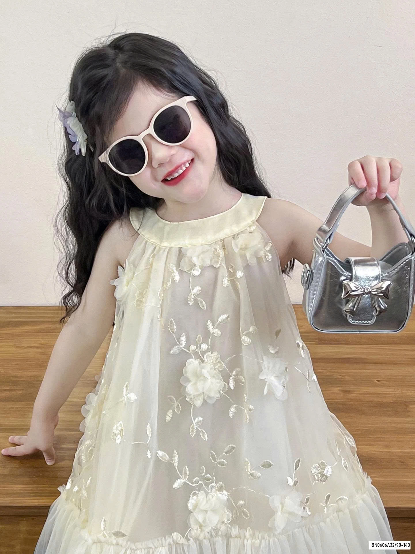 MAXI VOAN CỔ YẾM THÊU HOA