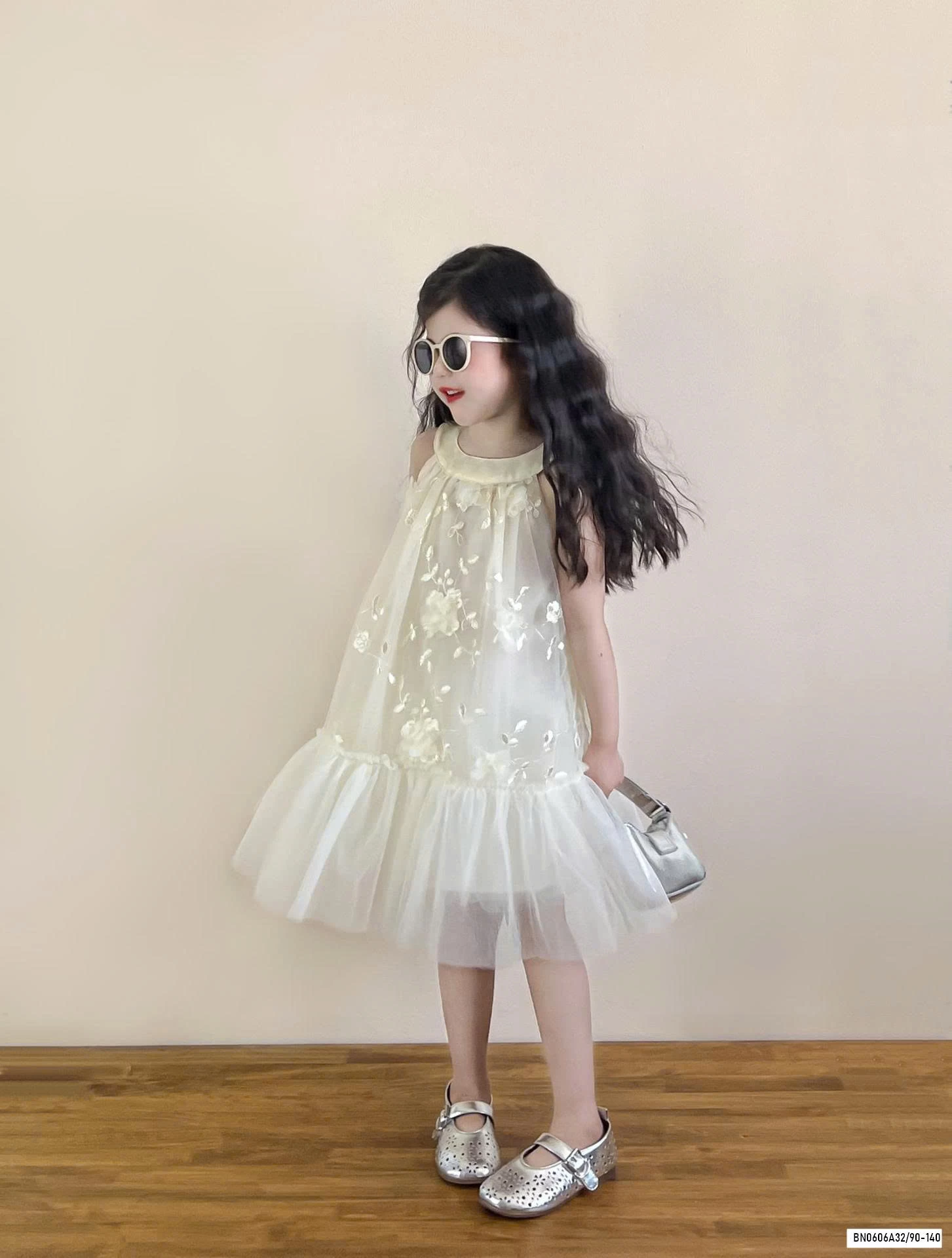 MAXI VOAN CỔ YẾM THÊU HOA