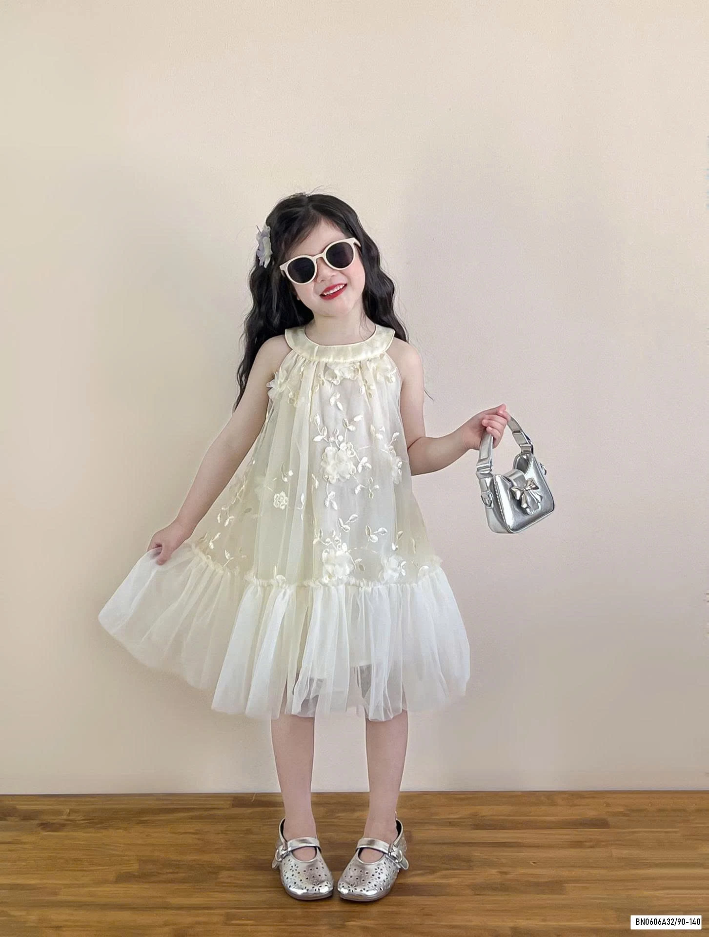 MAXI VOAN CỔ YẾM THÊU HOA