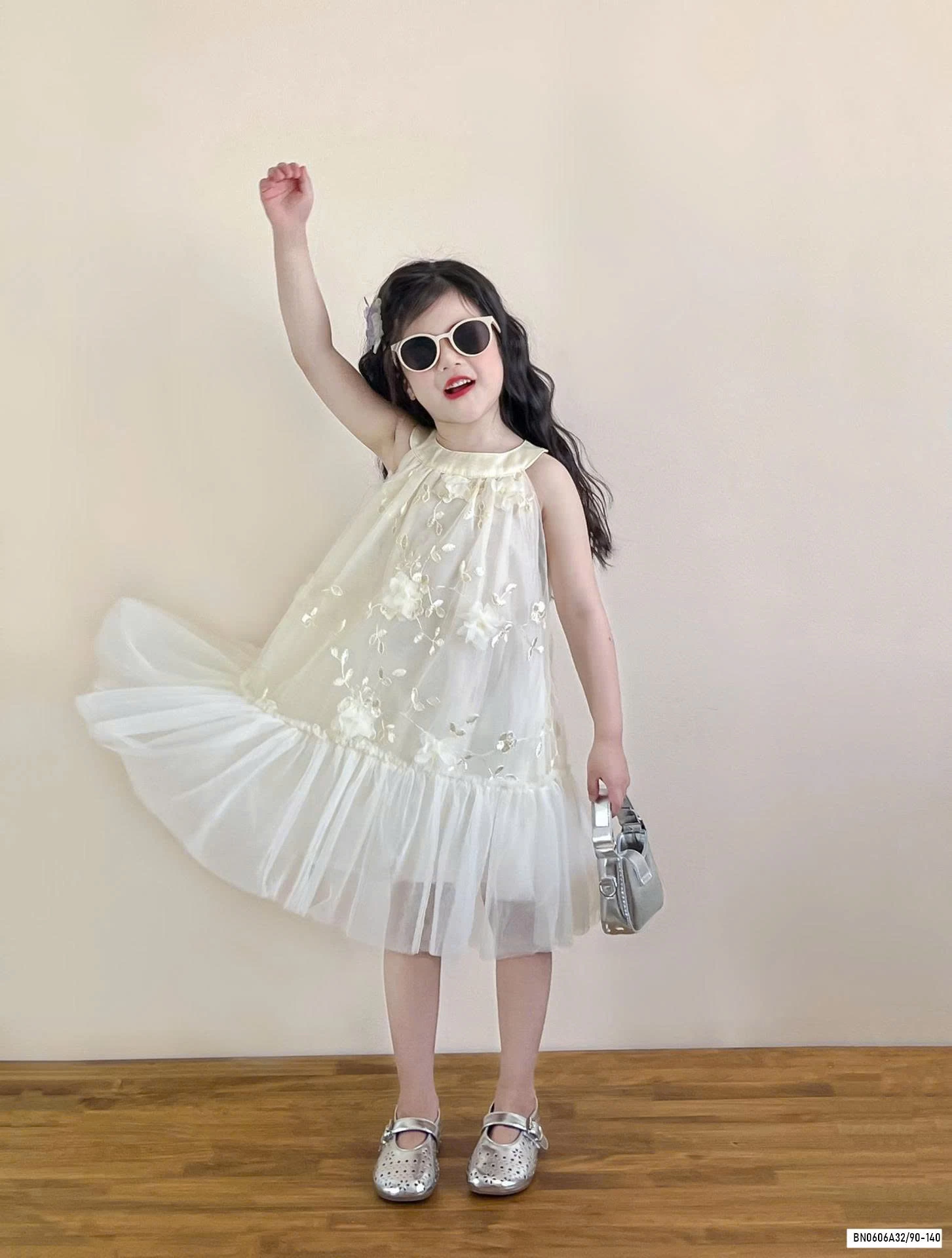 MAXI VOAN CỔ YẾM THÊU HOA