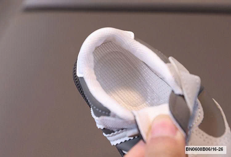 GIÀY THỂ THAO 2 VẠCH SZ NHÍ