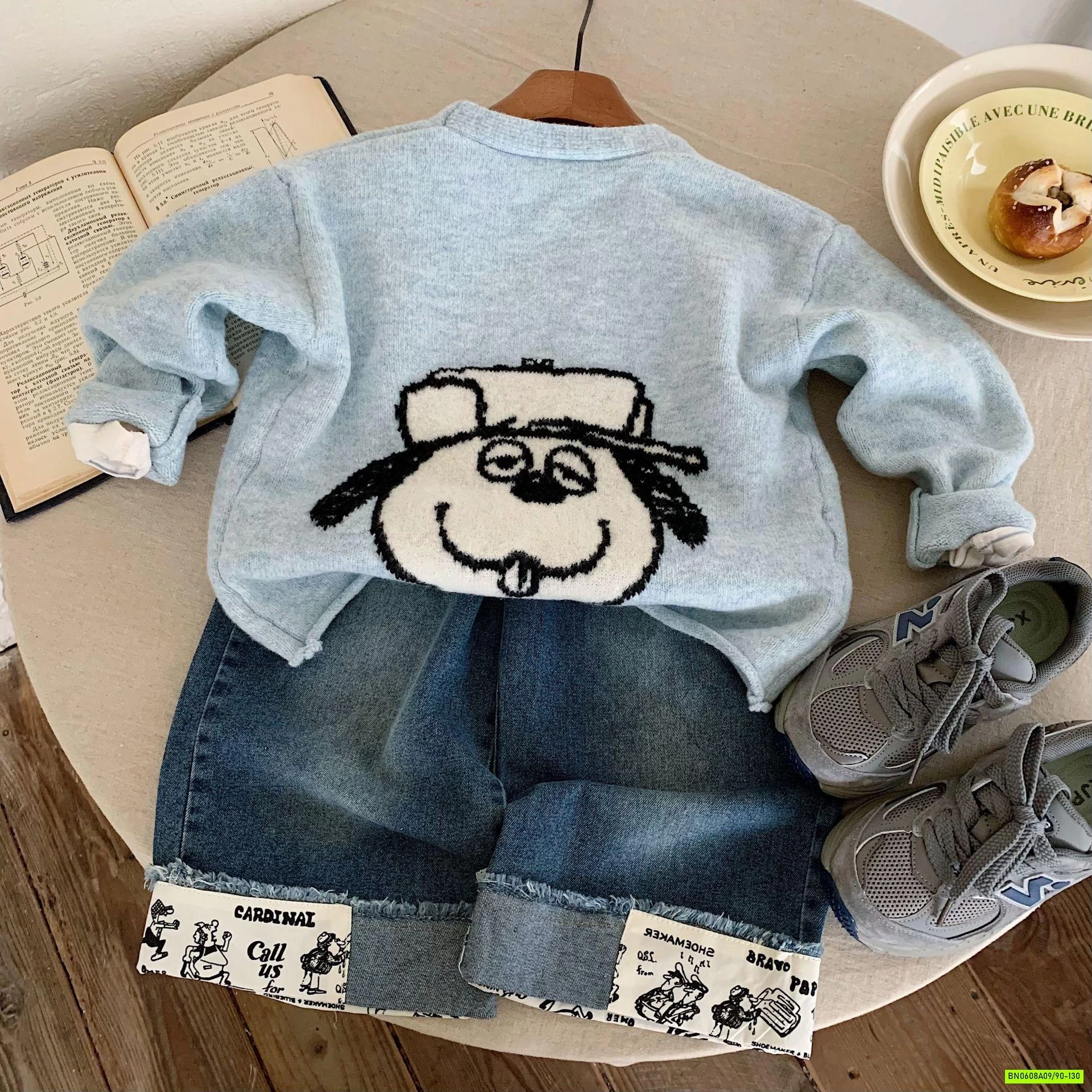 KHOÁC LEN XANH IN HÌNH CÚN