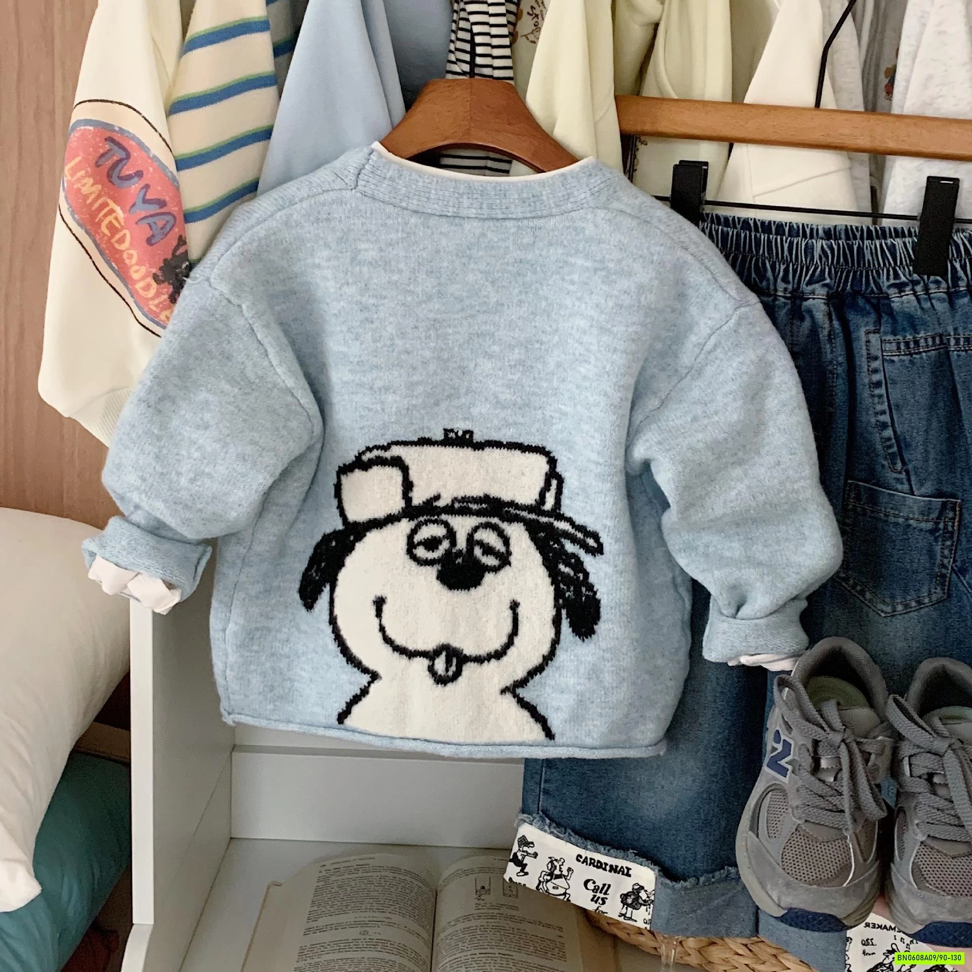 KHOÁC LEN XANH IN HÌNH CÚN