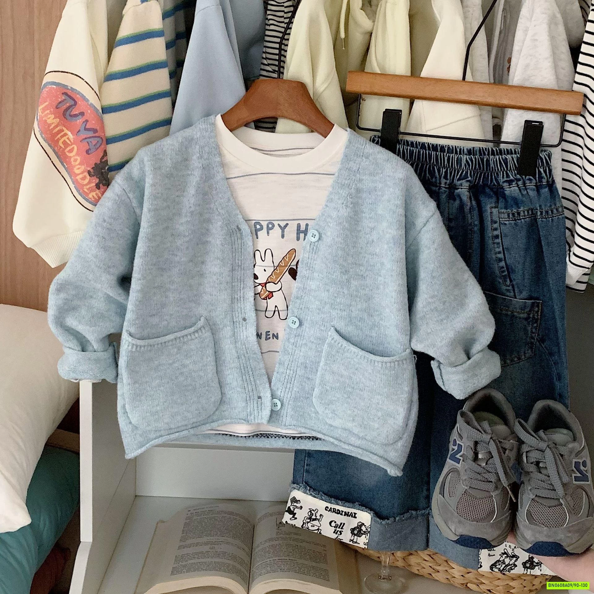 KHOÁC LEN XANH IN HÌNH CÚN